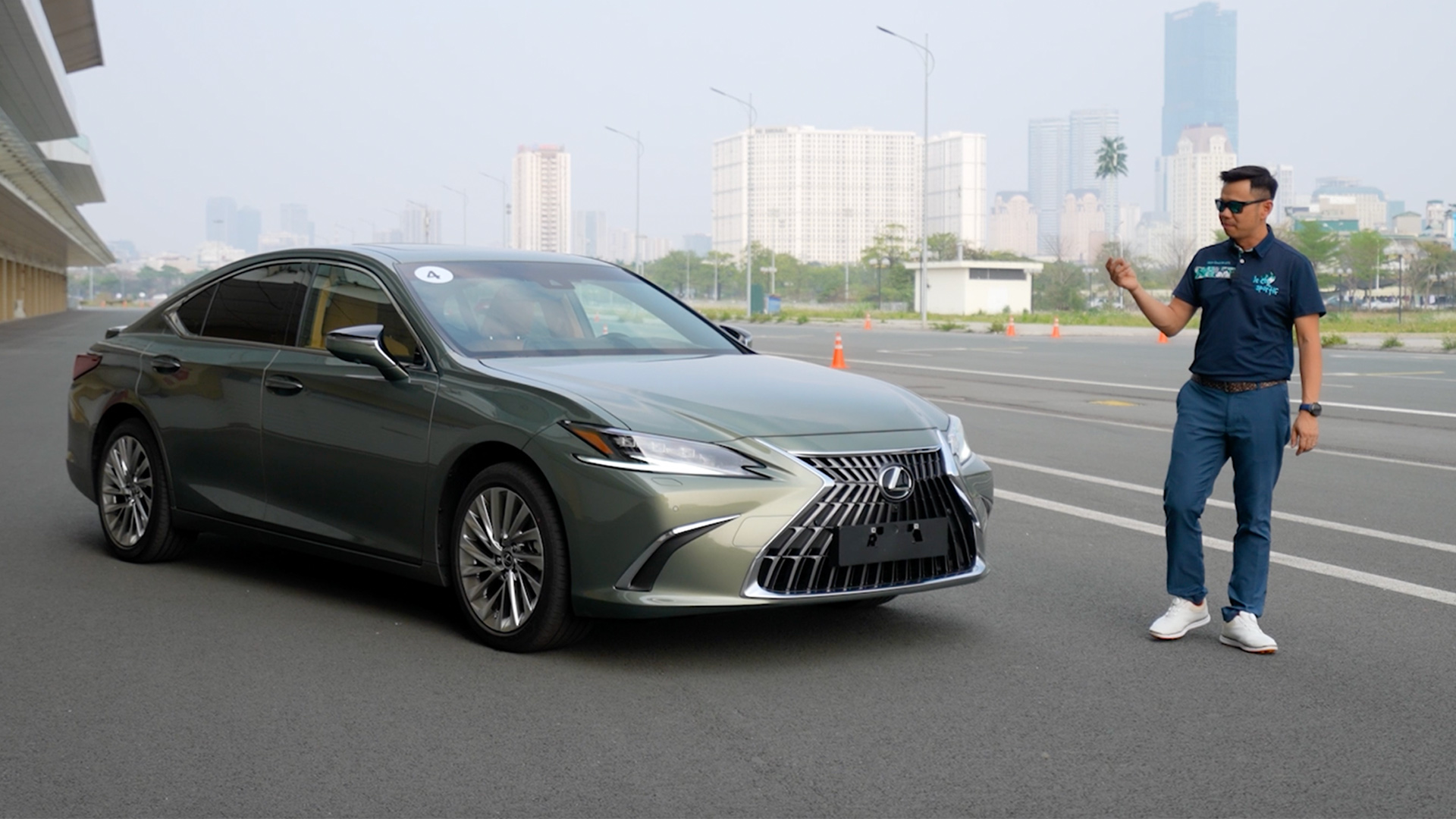Giá hơn 3 tỷ, Lexus ES300h 2023 đầu tiên về Việt Nam có gì đặc biệt?