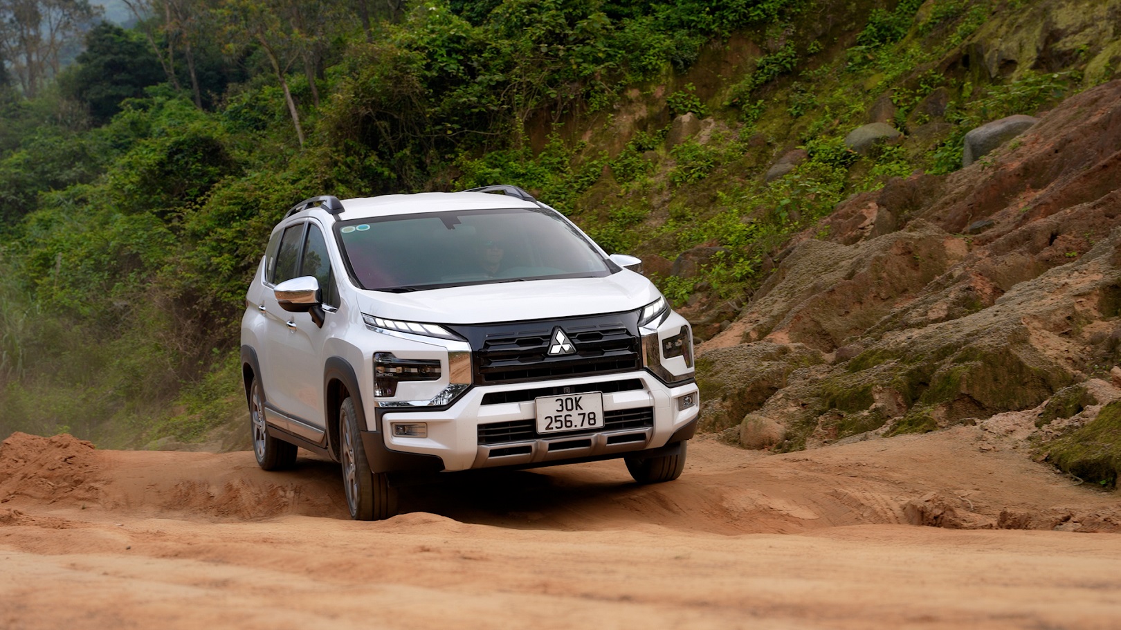 Cùng Mitsubishi Xpander Cross 2023 khám phá đường mòn Hồ Chí Minh lịch sử mitsubishi-xpander-cross-2023-autodaily-23.jpg