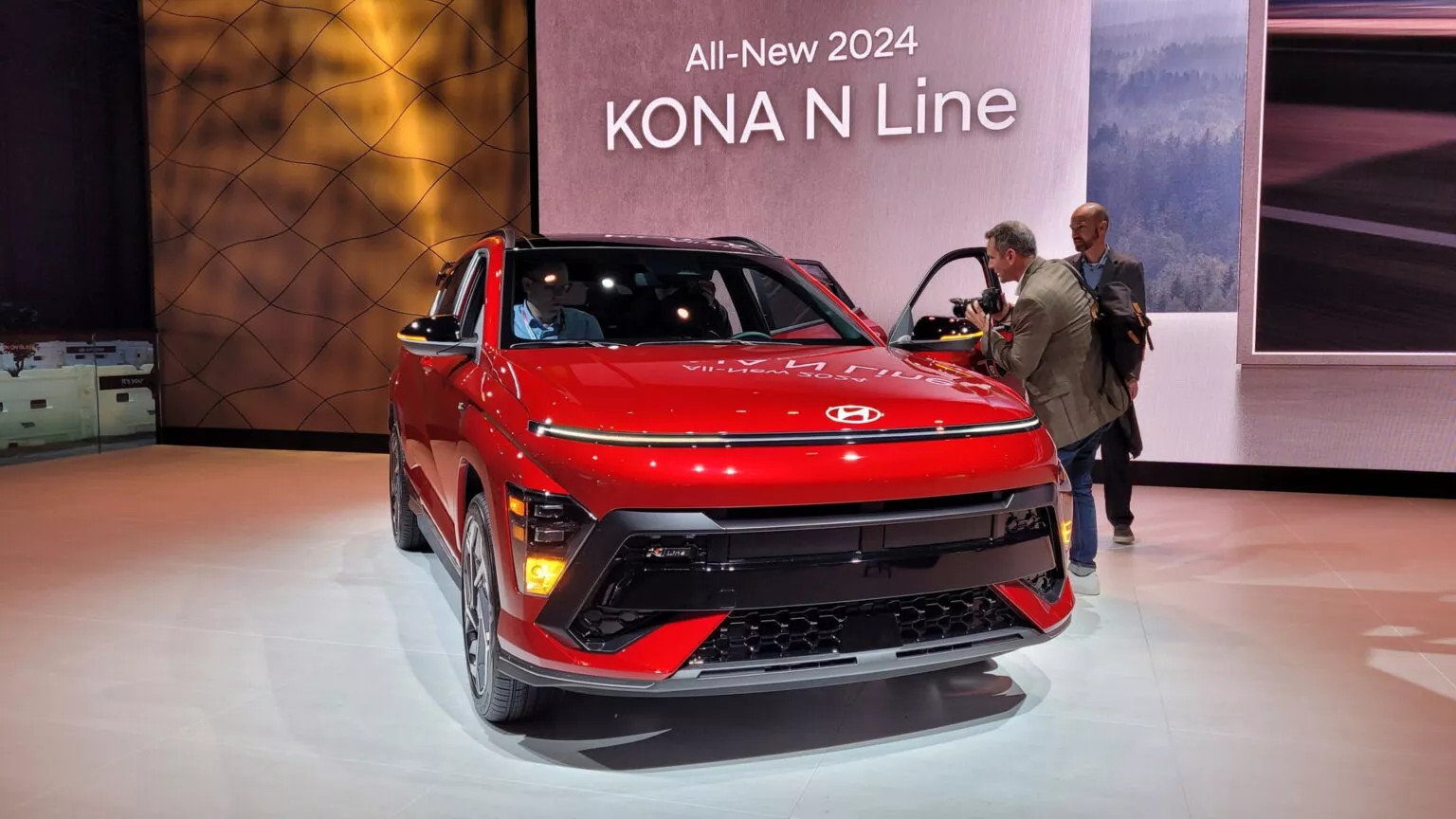 Hyundai Kona 2024 ra mắt thị trường Mỹ với các biến thể thuần điện, Limited và N Line 2024-hyundai-kona-n-line-ny-auto-show-4-1536x864.webp