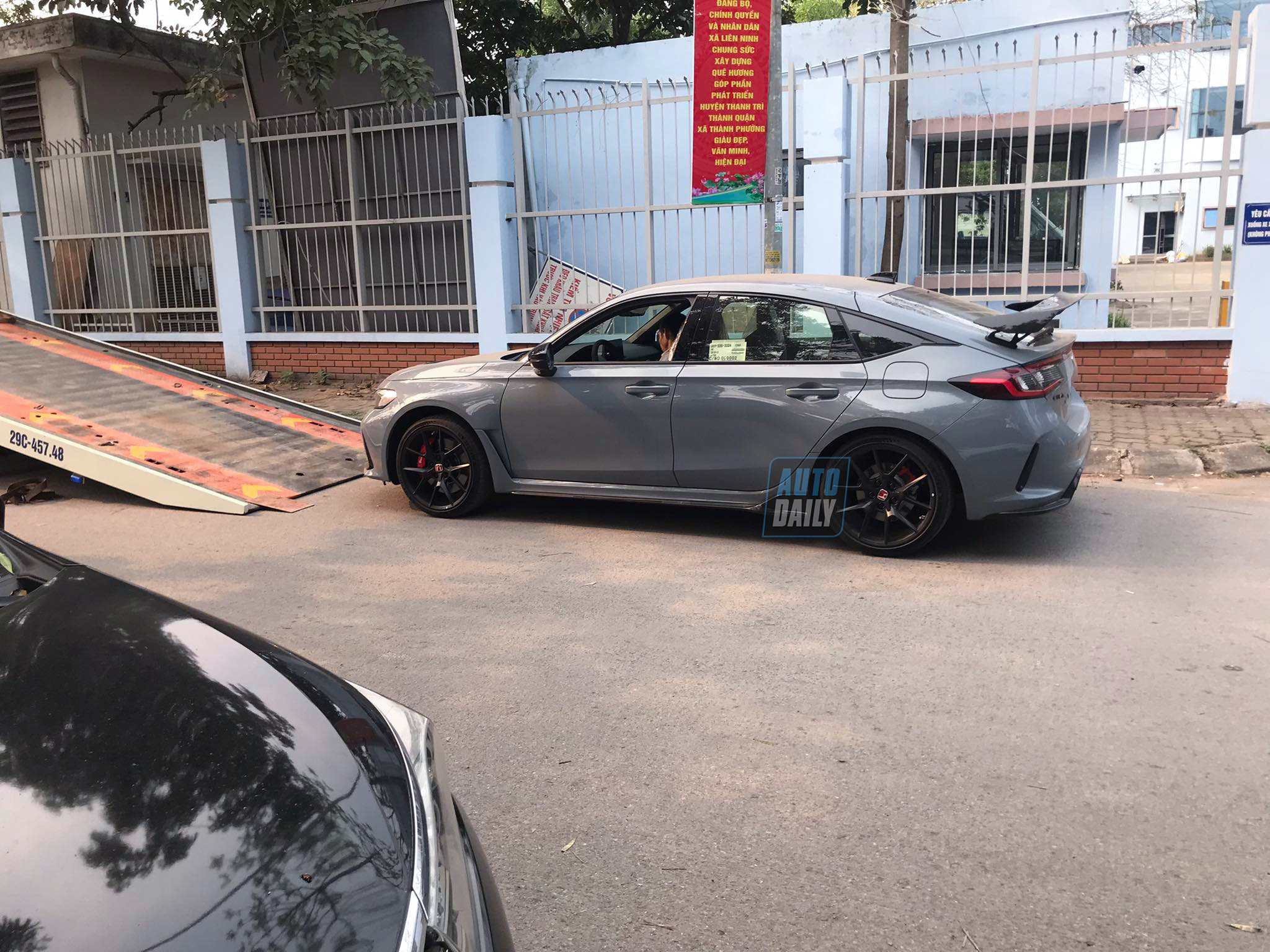 Honda Civic Type R 2023 có mặt tại Hà Nội, chờ ngày bàn giao đến khách hàng honda-civic-type-r-2023-autodaily-3.jpg