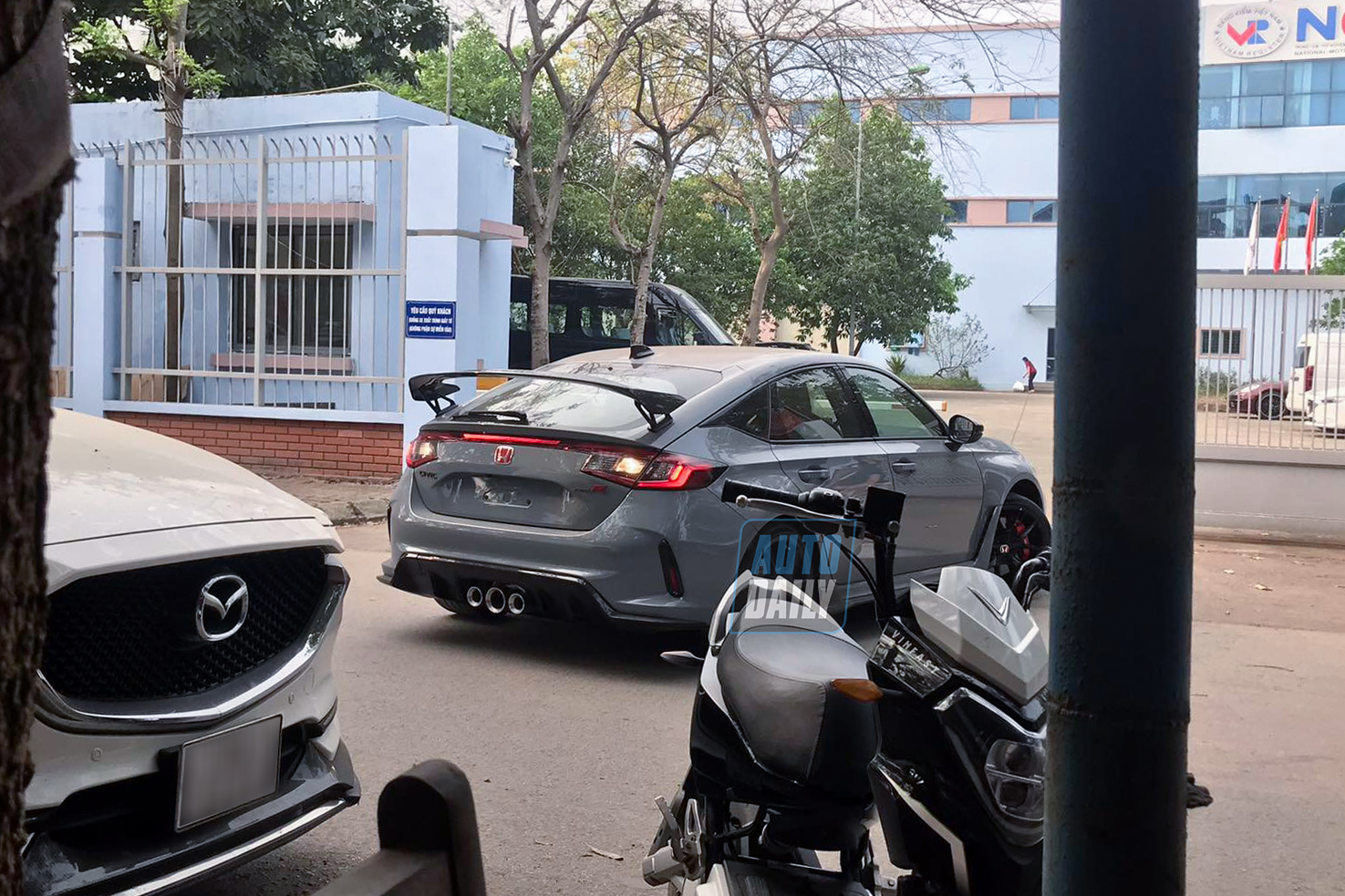 Honda Civic Type R 2023 có mặt tại Hà Nội, chờ ngày bàn giao đến khách hàng honda-civic-type-r-2023-autodaily-4.jpg