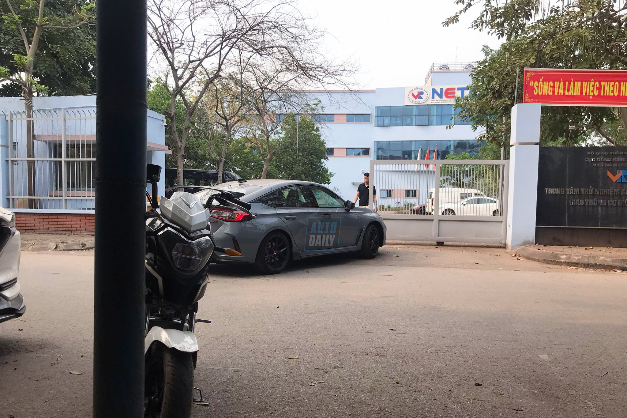 Honda Civic Type R 2023 có mặt tại Hà Nội, chờ ngày bàn giao đến khách hàng honda-civic-type-r-2023-autodaily-5.jpg