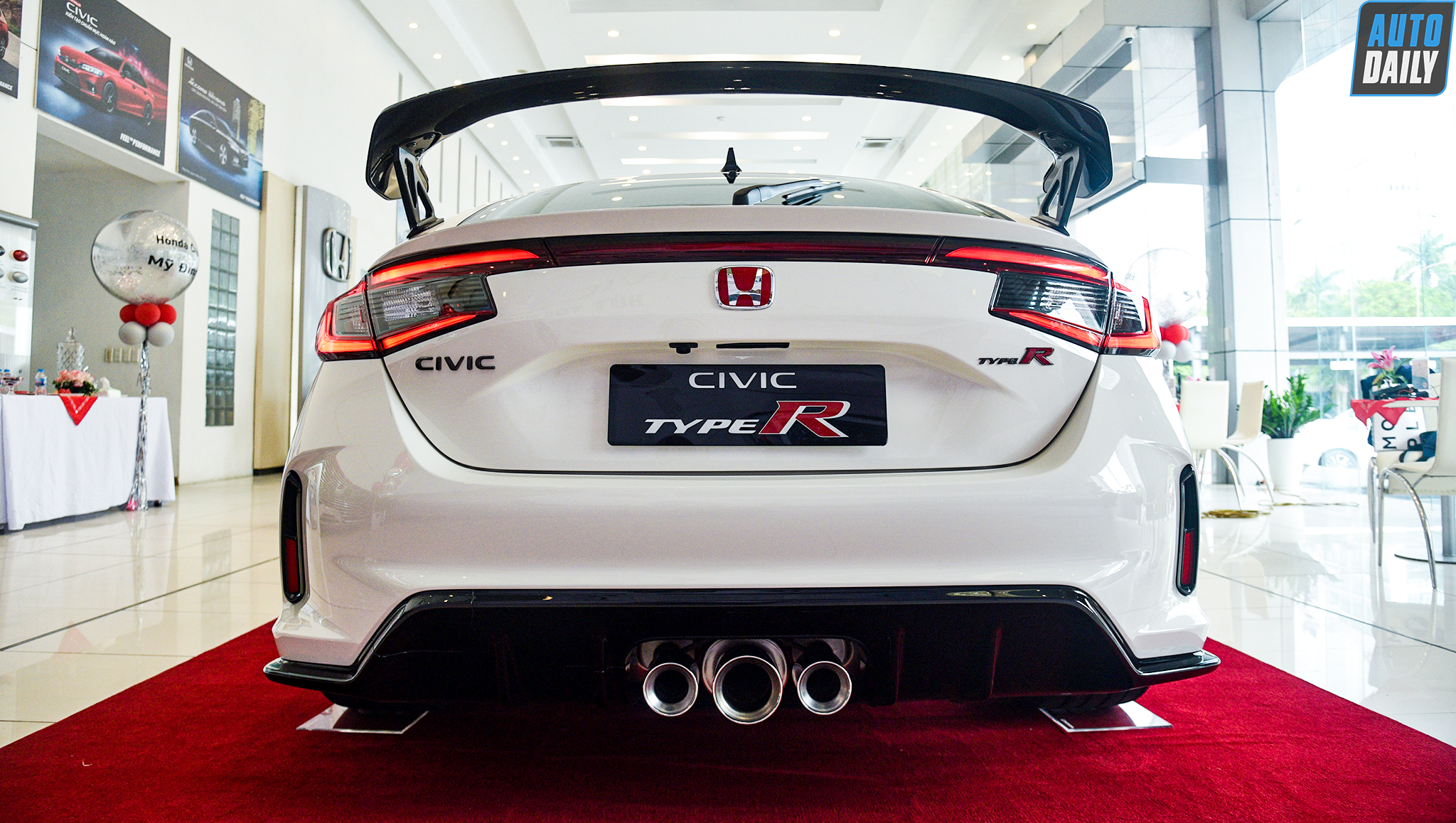 Honda Civic Type R 2023 có mặt tại Hà Nội, chờ ngày bàn giao đến khách hàng honda-civic-type-r-2023-autodaily-9.jpg