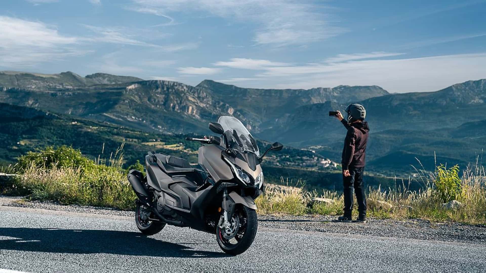 KYMCO AK 550 2023 gets a new look with the Premium version, taking on the Yamaha TMAX KYMCO AK 550 Premium 2023 (1).jpg