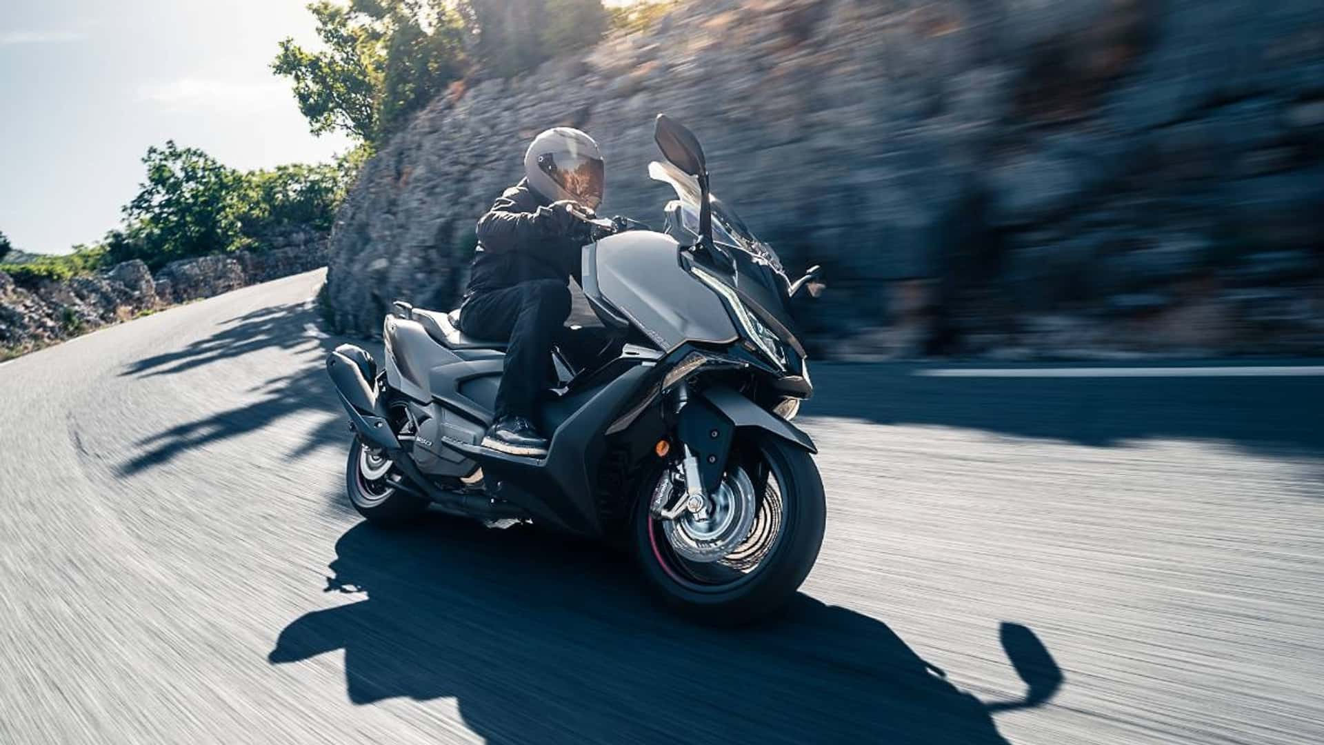 KYMCO AK 550 2023 gets a new look with the Premium version, taking on the Yamaha TMAX KYMCO AK 550 Premium 2023 (2).jpg