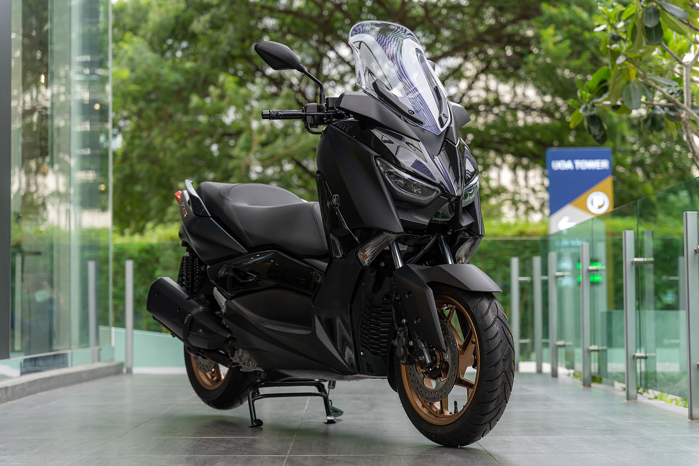 Line-up of genuine maxi-scooters worth considering in Vietnam - Yamaha XMAX 300  (2).jpg