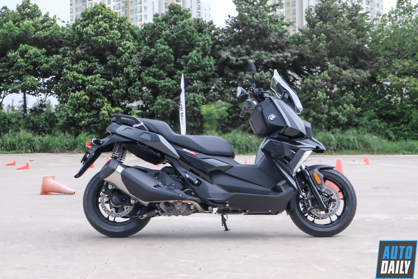 Line-up of genuine maxi-scooters worth considering in Vietnam - bmw-motorrad-c400x-5.jpg