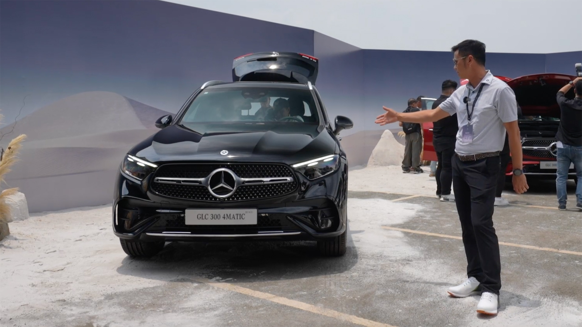 Trải nghiệm nhanh HÀNG NÓNG Mercedes GLC 300 4MATIC 2023 giá 2,8 tỷ đồng