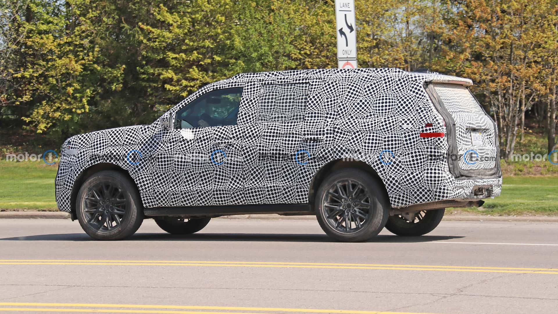 next-gen-ford-expedition-side-view-spy-photo-2.jpg