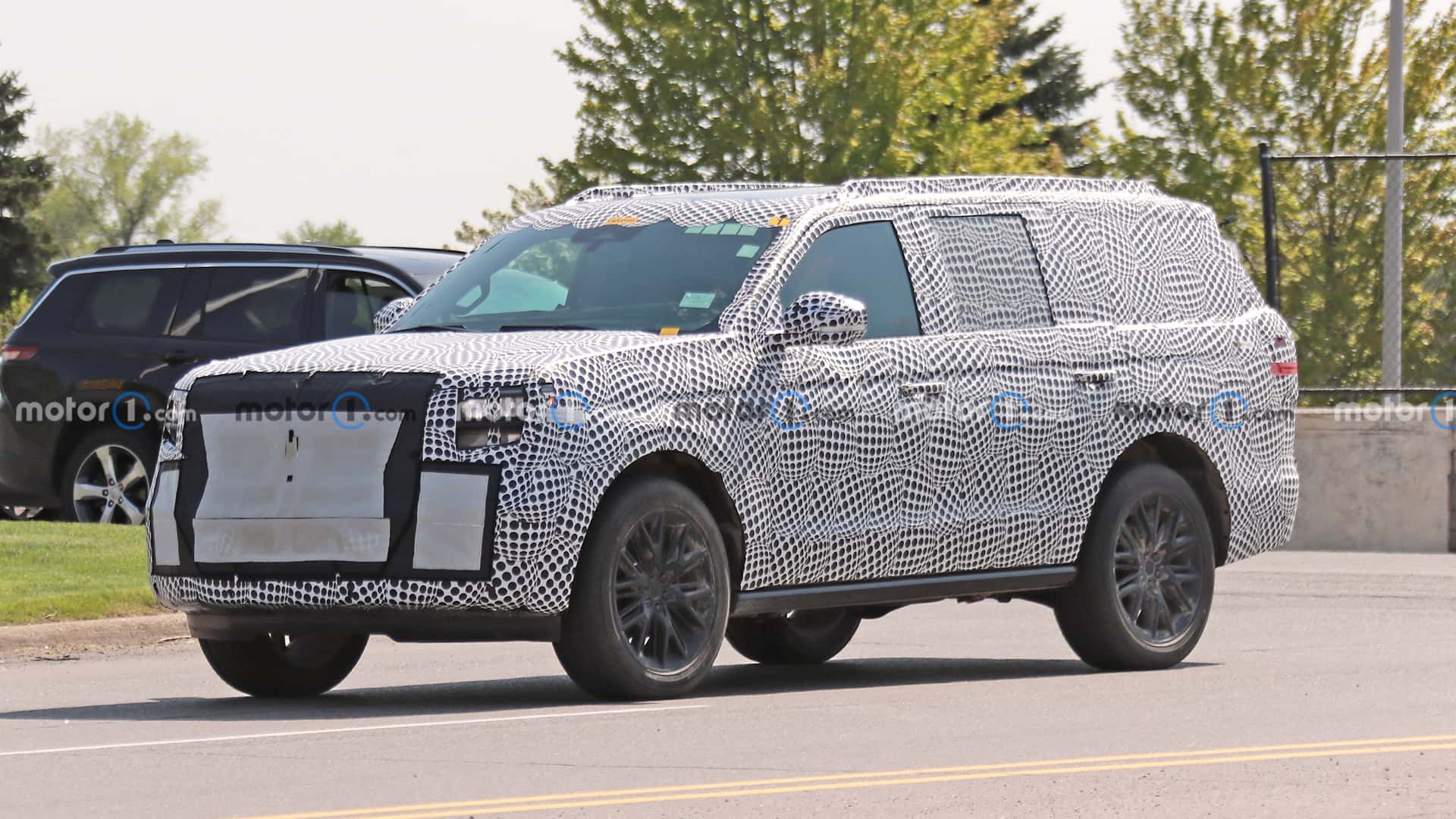 next-gen-ford-expedition-side-view-spy-photo.jpg