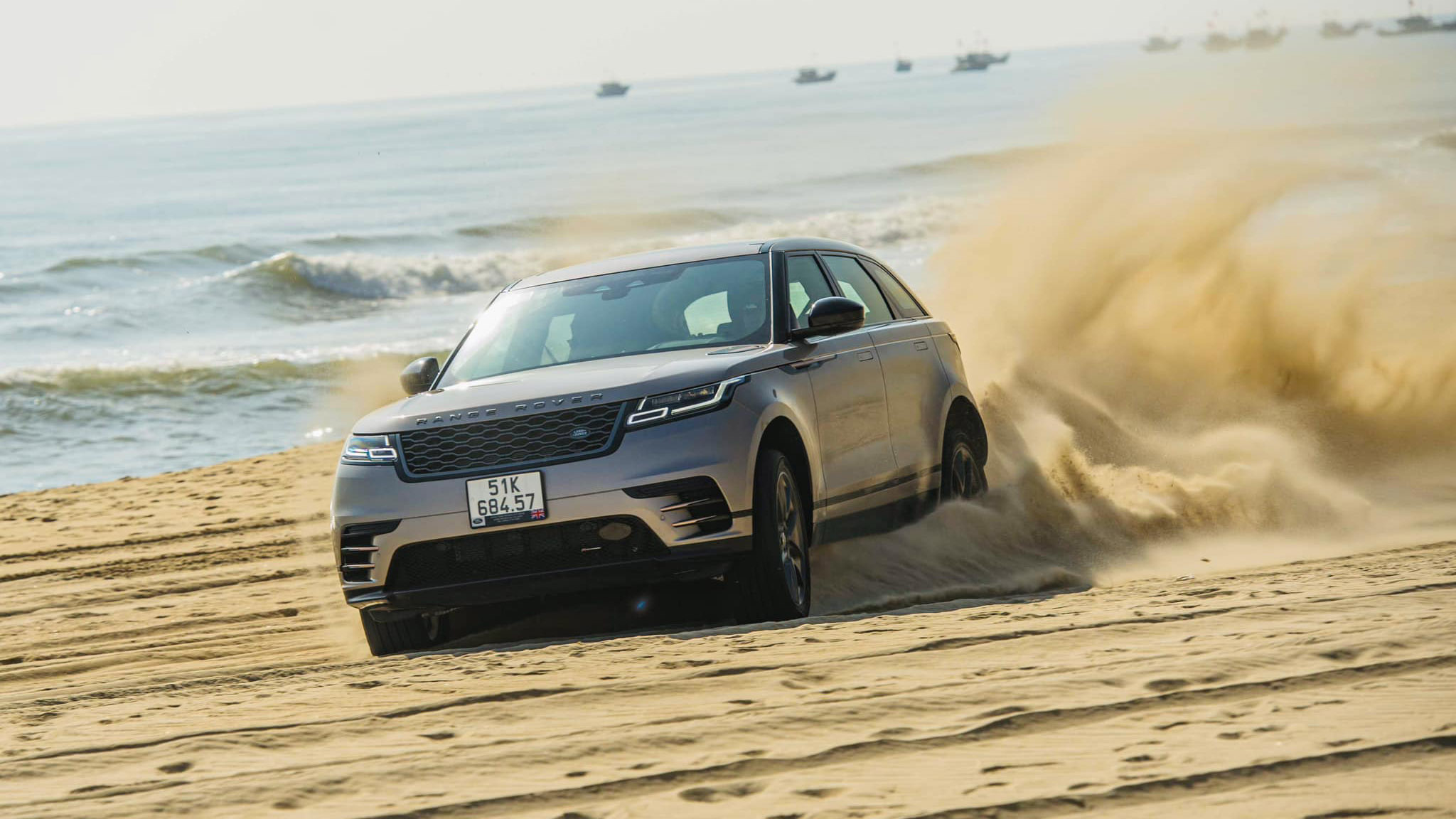 Tuyệt chiêu chạy xe trên cát để không bị lún - Trải nghiệm cực thú vị trên Land Rover