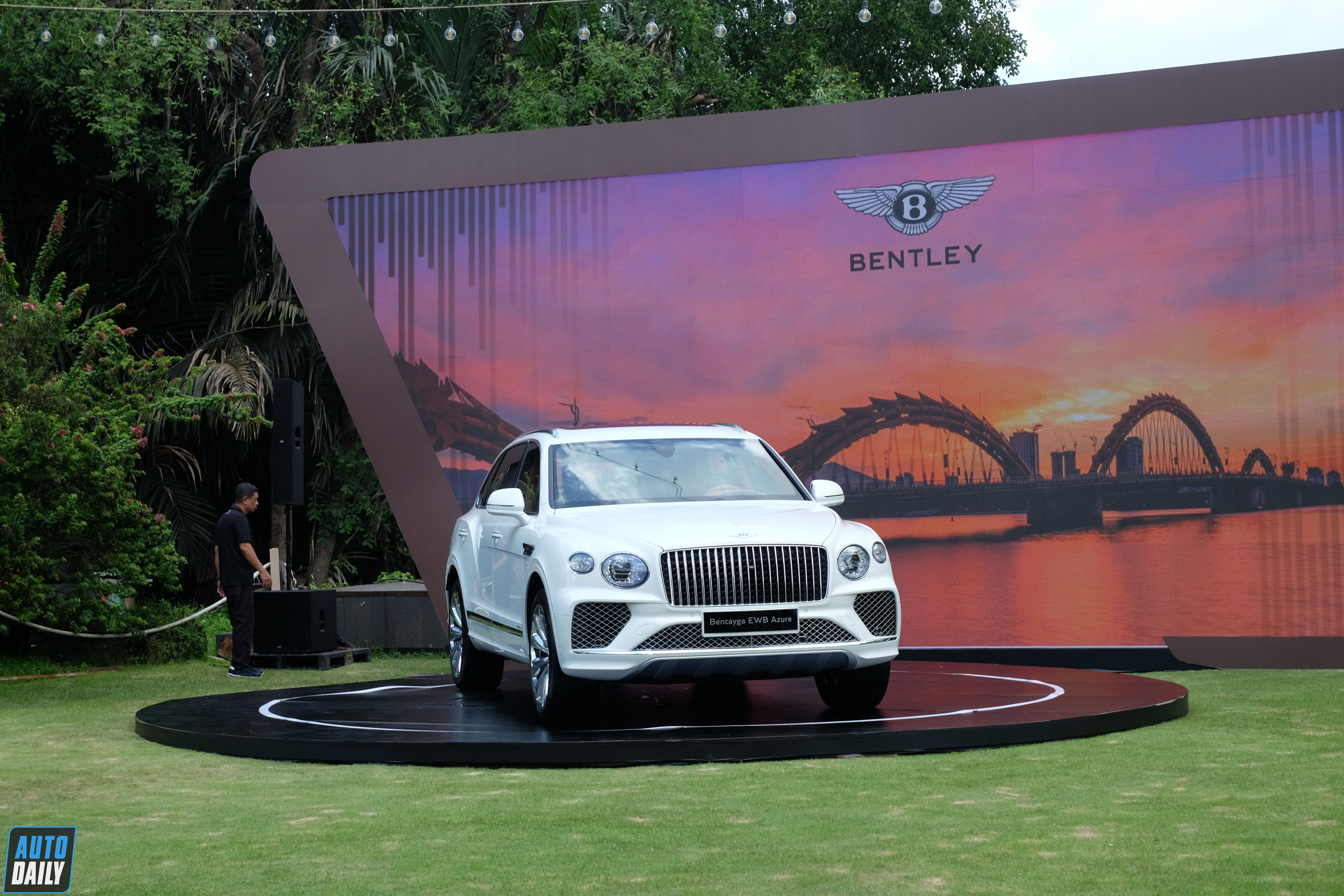 Bentley%20Bentayga%20EWB%20Azure%202023%20%286%29.JPG