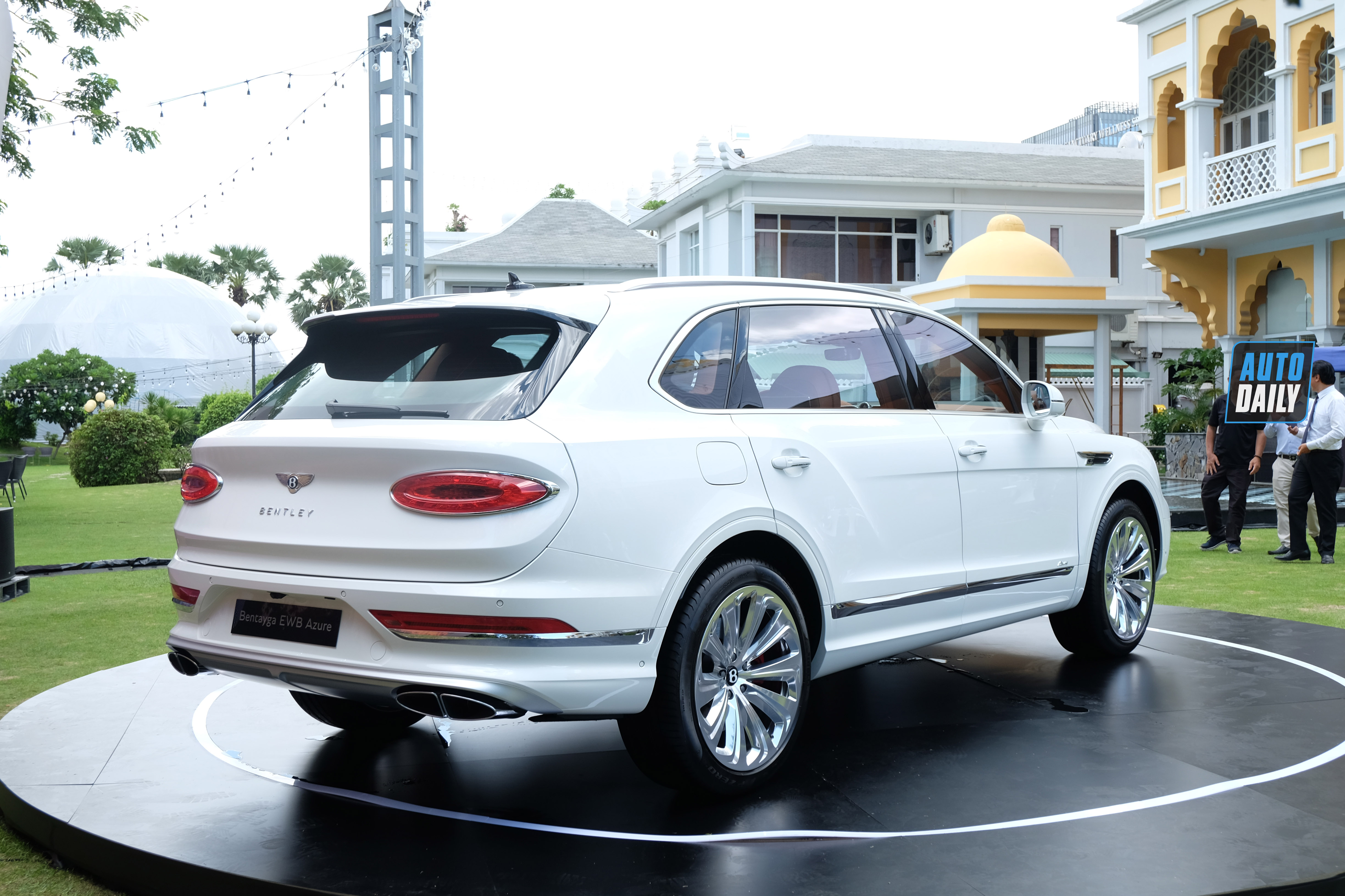 Bentley Bentayga EWB Azure arrives in Vietnam, priced at over 20 billion Vietnamese Dong Bentley Bentayga EWB Azure 2023 (8).JPG