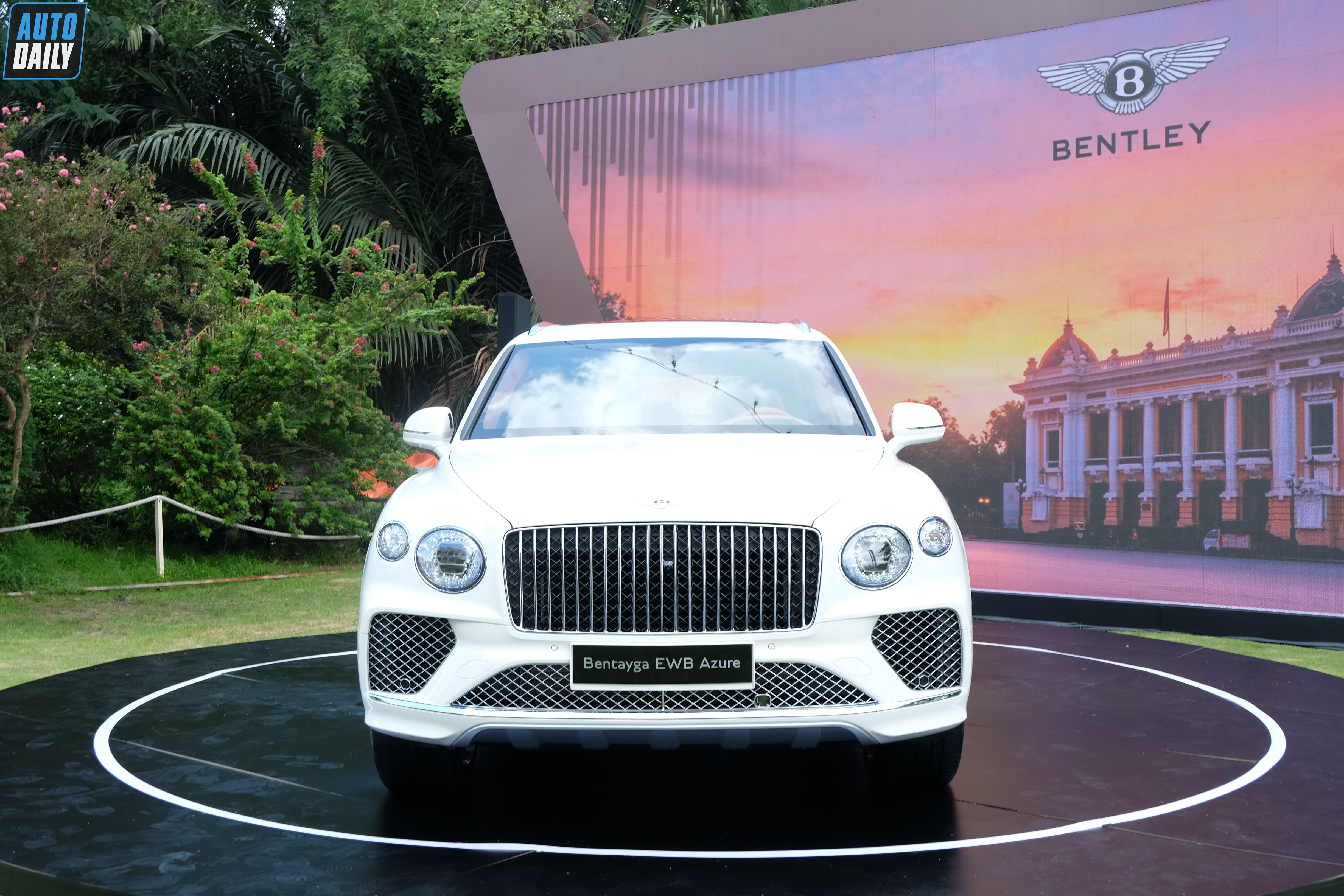 Bentley Bentayga EWB Azure arrives in Vietnam, priced at over 20 billion Vietnamese Dong Bentley Bentayga EWB Azure 2023 (9).JPG