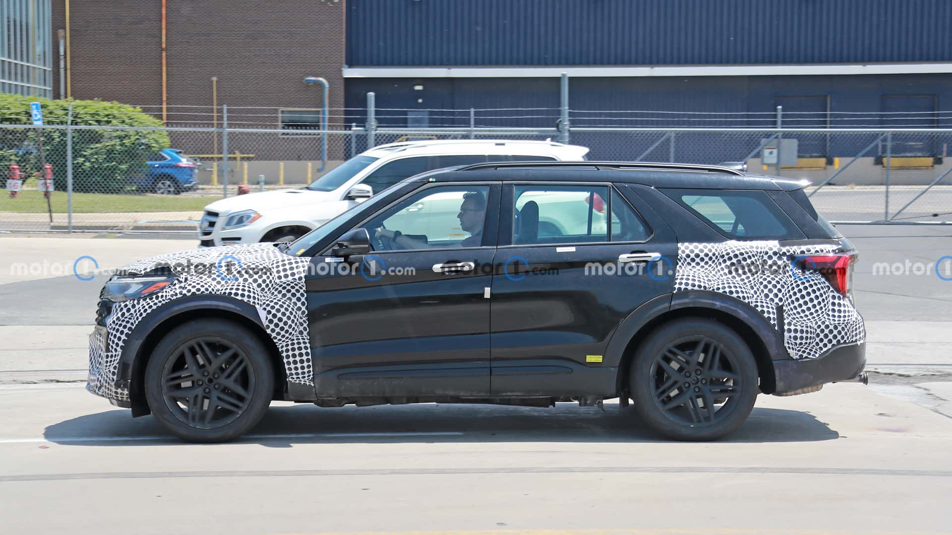 2024-ford-explorer-side-view-spy-photo.jpg