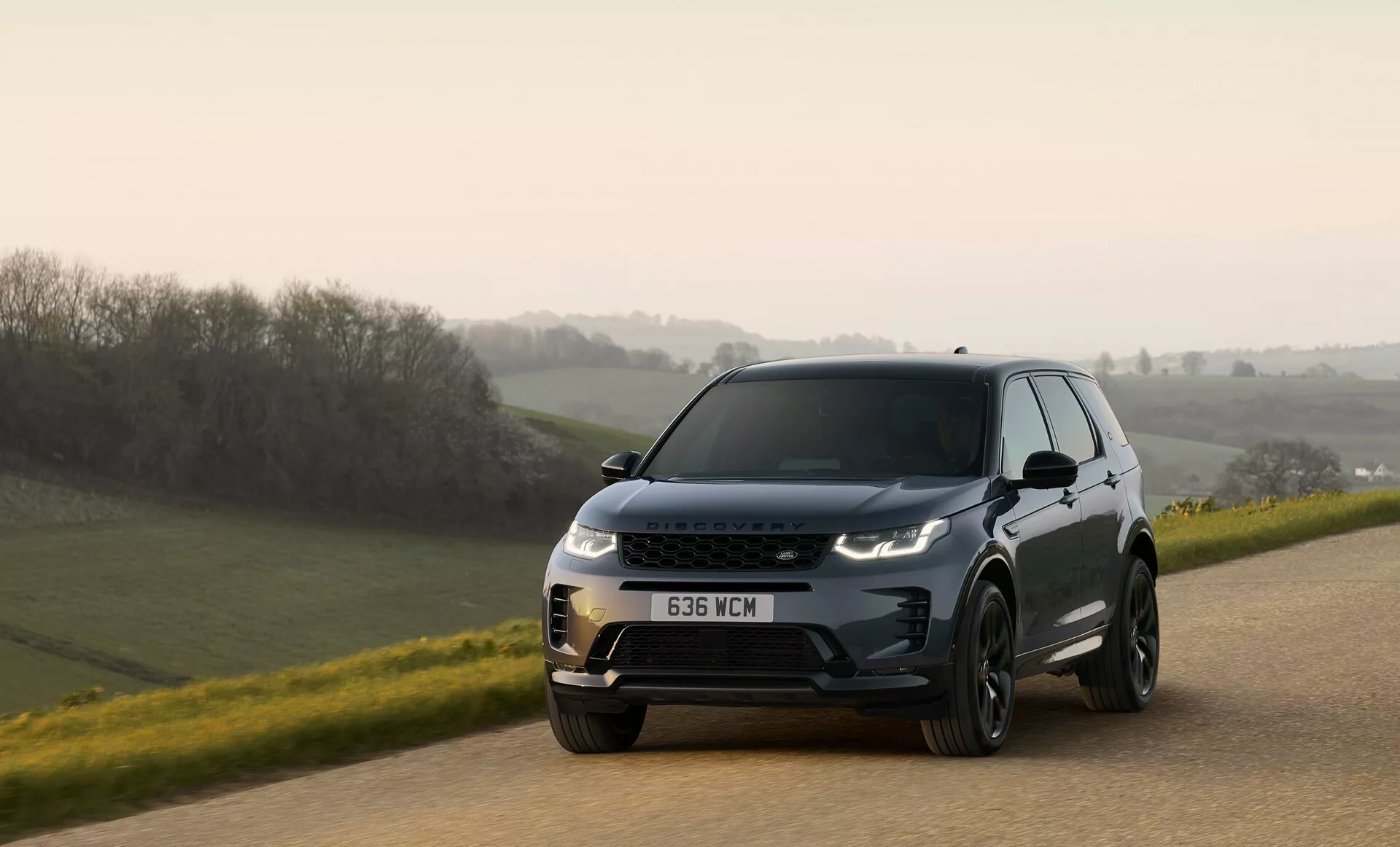 Land Rover Discovery Sport 2024: Bỏ nút bấm vật lý, dùng màn hình cảm ứng cong 2024-land-rover-discovery-sport-614-24.webp