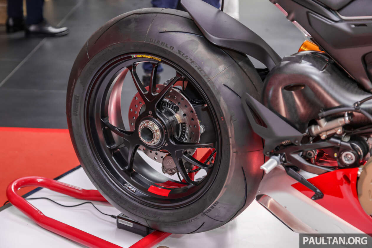 Ducati Panigale V4 R 2023 unveiled, arriving in Vietnam at a price of more than 2 billion VND Ducati Panigale V4 R 2023 (5).jpg