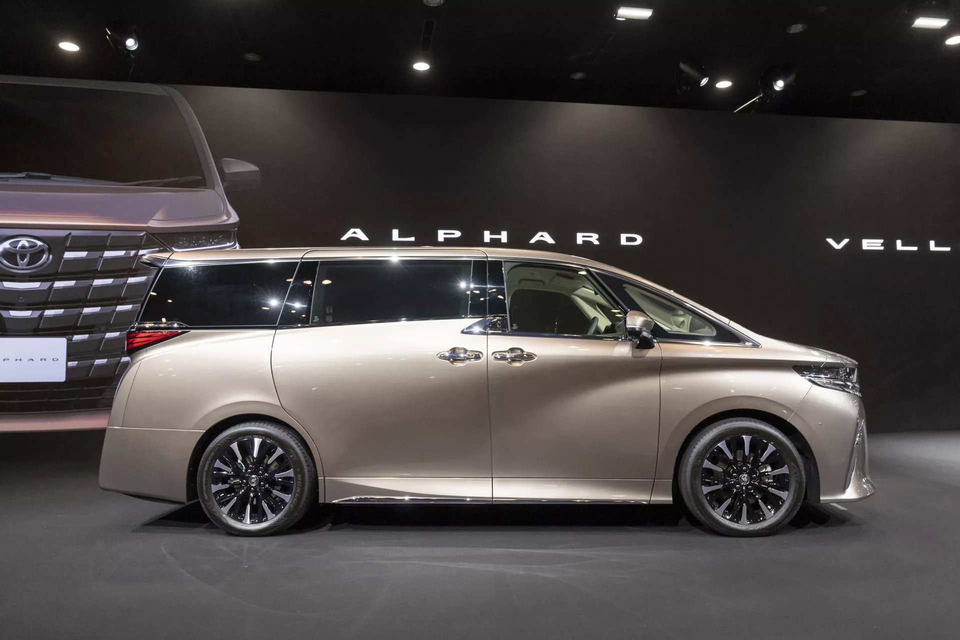 Ảnh thực tế Toyota Alphard và Vellfire 2024 toyota-alphard-and-vellfire-presentation-6.jpg