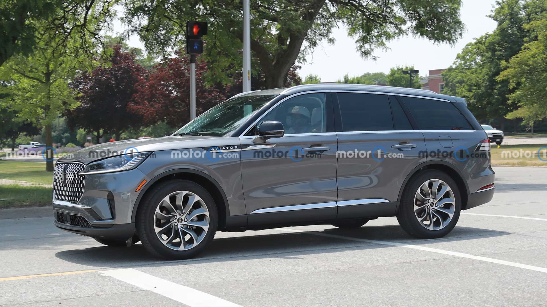 Lincoln Aviator 2024 lộ diện hoàn toàn trên đường chạy thử