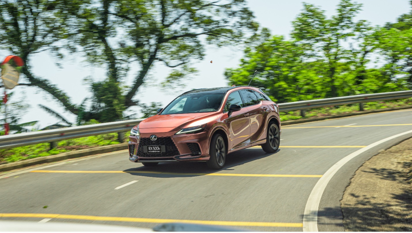 Trải nghiệm Lexus RX500h F Sport Performance cùng Nguyễn Thái Dương - HLV trưởng đội tuyển Golf Việt Nam lexus-rx500h-02.jpg