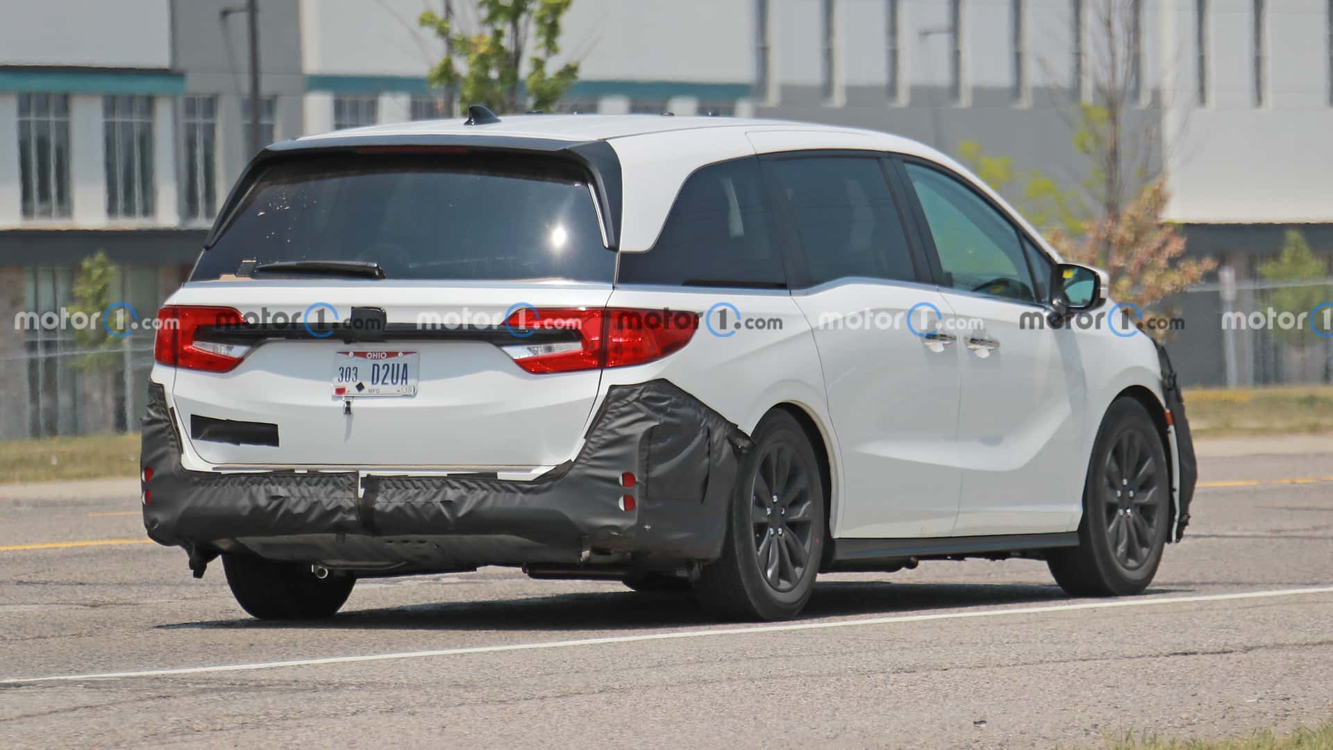 Honda Odyssey 2024 lộ diện trên đường thử, hứa hẹn nhiều nâng cấp 2024-honda-odyssey-rear-view-spy-photo.jpg