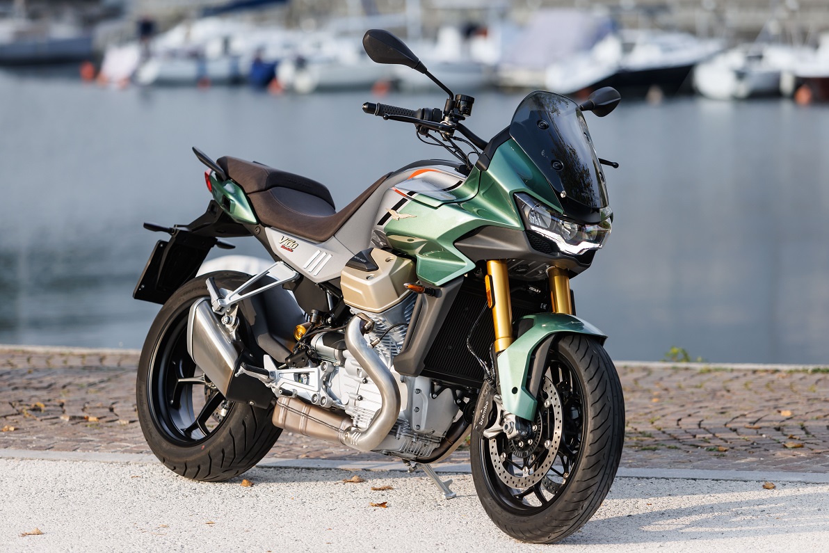Moto Guzzi V100 Mandello: The world's first motorcycle to implement v100-mandello-s-verde-2121.jpg