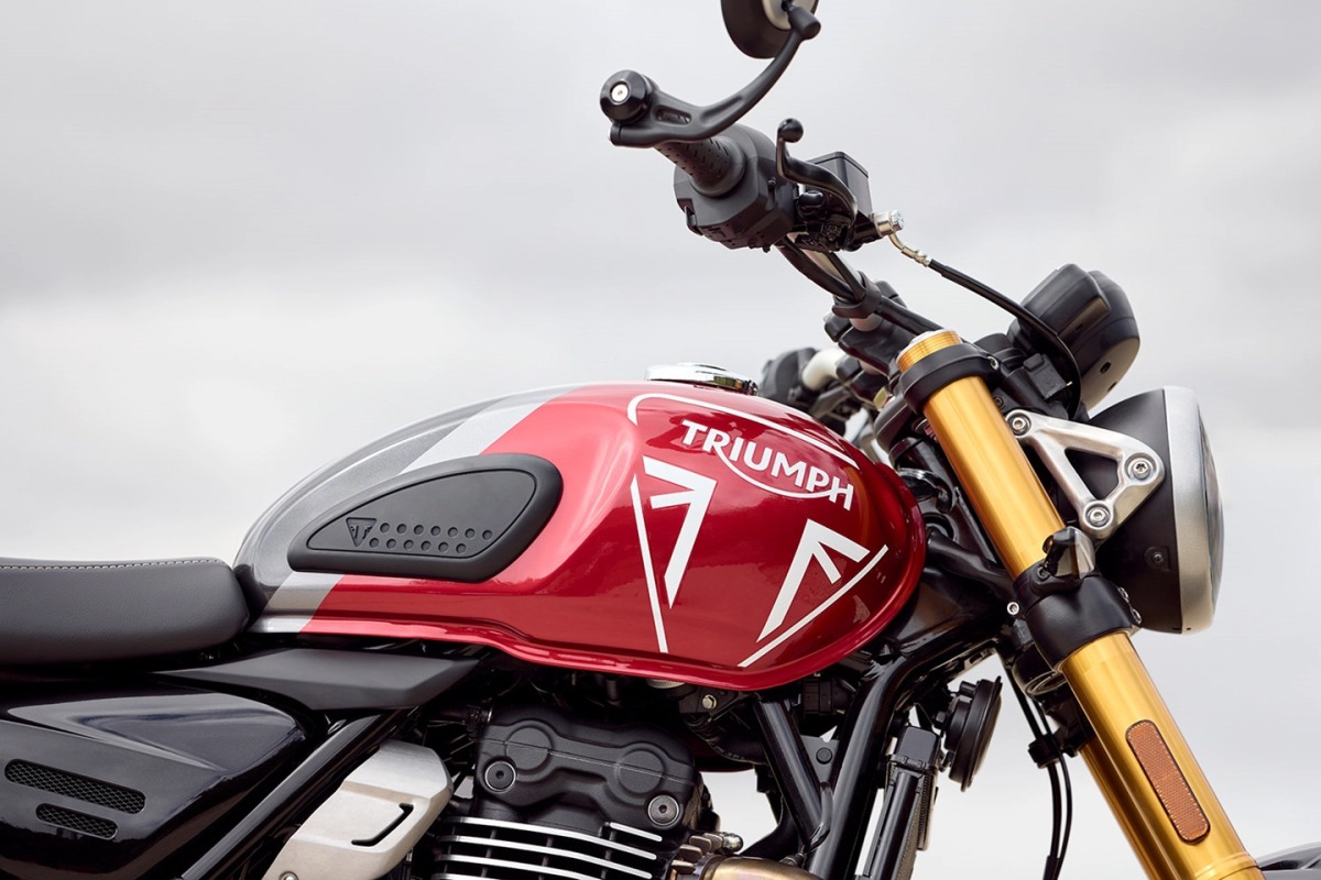 Triumph%20Speed%20400%20l%E1%BA%A5y%20c%E1%BA%A3m%20h%E1%BB%A9ng%20t%E1%BB%AB%20%C4%91%C3%A0n%20anh%20Speed%20Twin%20900.jpg