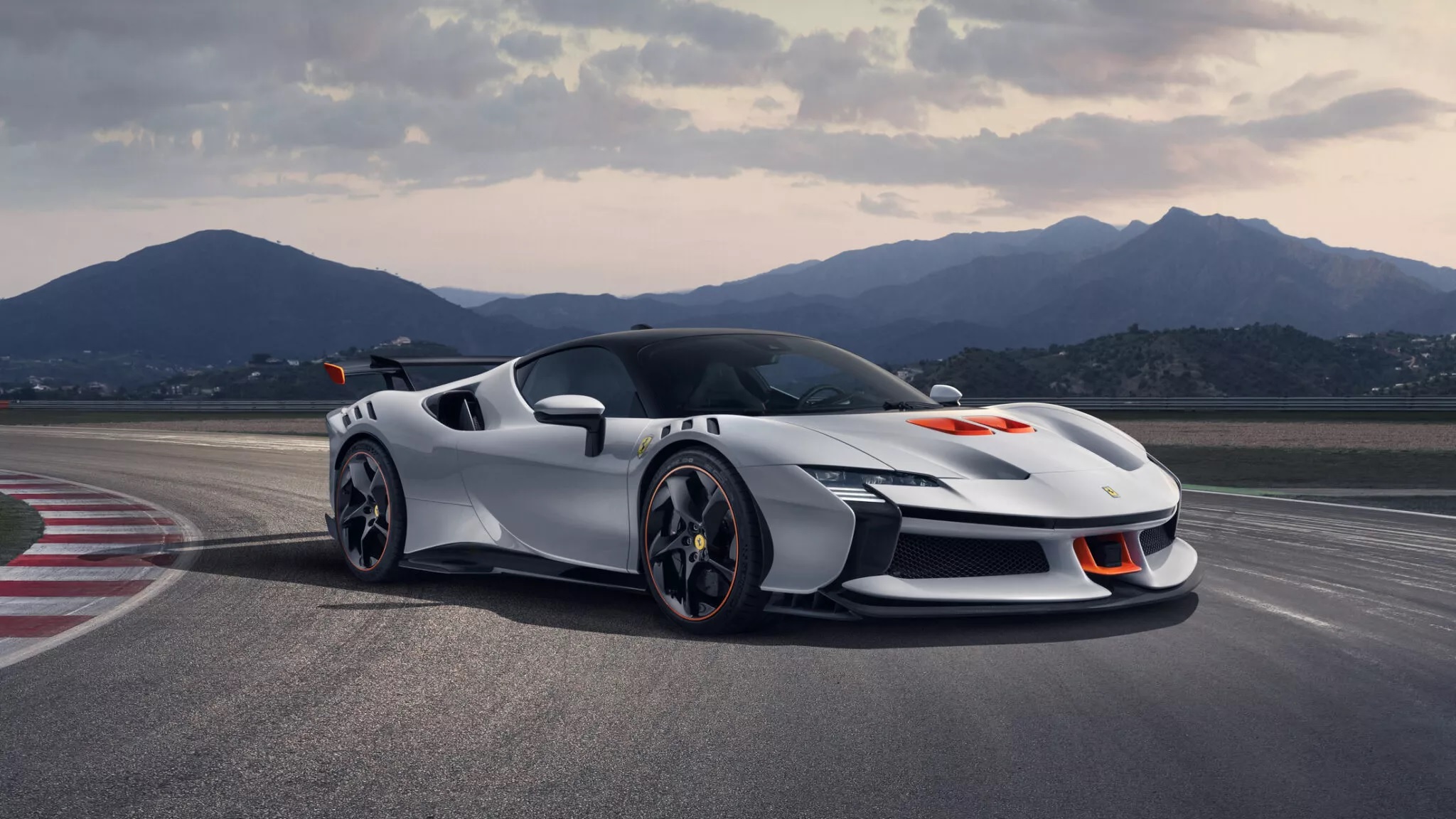 Ferrari SF90 XX giá triệu đô ra mắt: xe đường đua nhưng được chạy đường phố