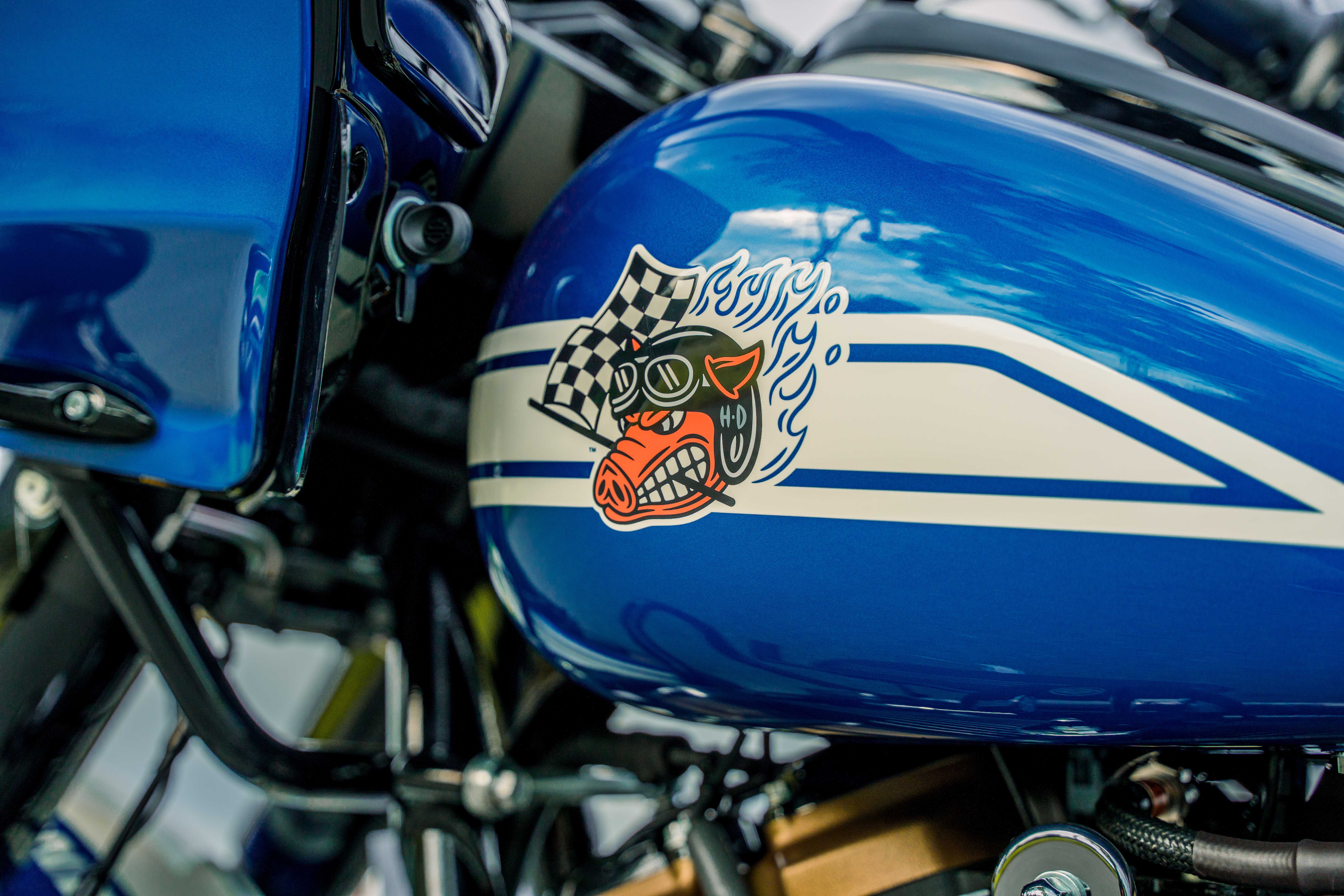 Chú heo Johnnie - Linh vật nổi tiếng trong lịch sử của Harley-Davidson Logo biểu tượng Fast Johnnie phía bên trái của bình xăng 2.jpg