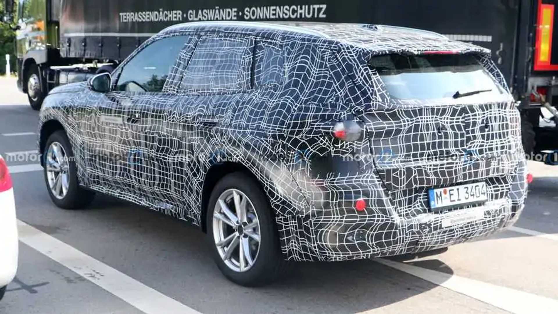 BMW X3 2025 thế hệ mới sắp ra mắt và những điều cần biết bmw-x3-phev-rear-view-spy-photo.jpg