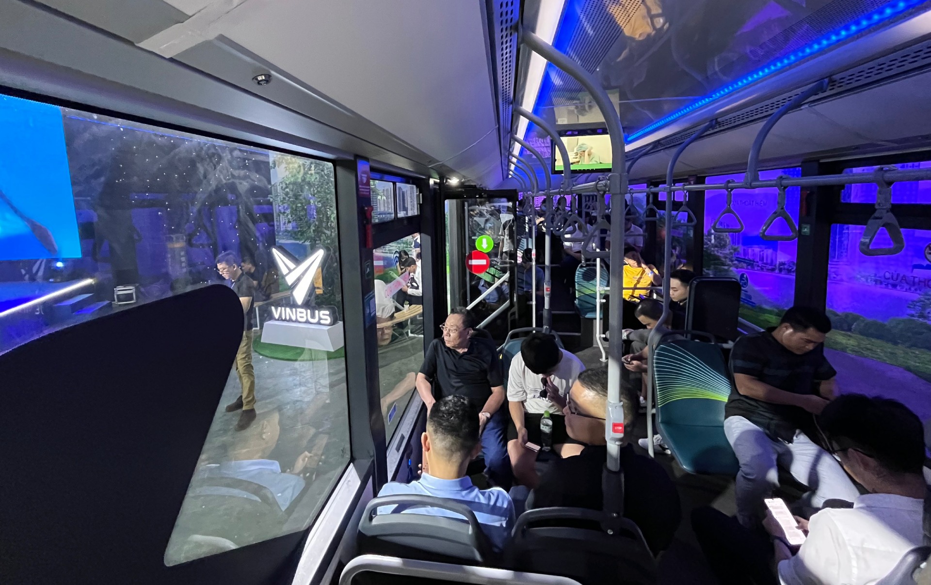 Hàng ngàn người dùng chen chân tới triển lãm VinFast ngay ngày đầu mở cửa vinbus.jpeg