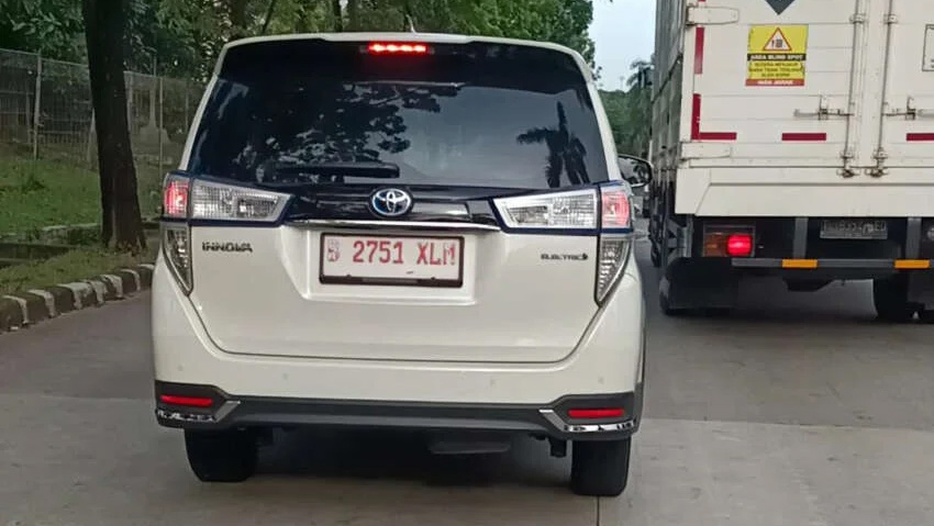 Bắt gặp Toyota Innova EV trên đường chạy thử tại Indonesia