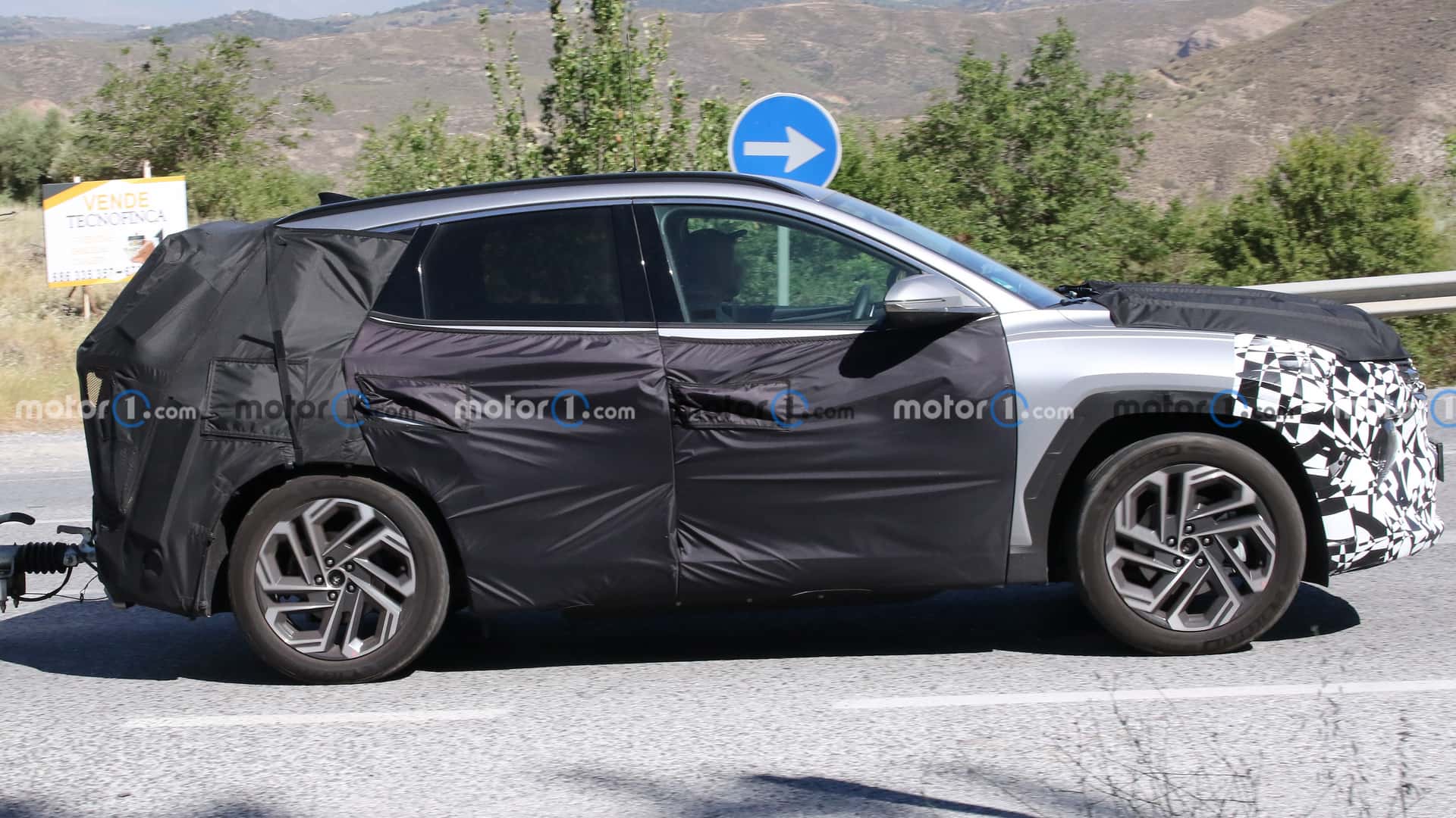 Hyundai Tucson Facelift spotted on test drive, promising to be launched soon hyundai-tucson-facelift-side-view-spy-photo.jpg