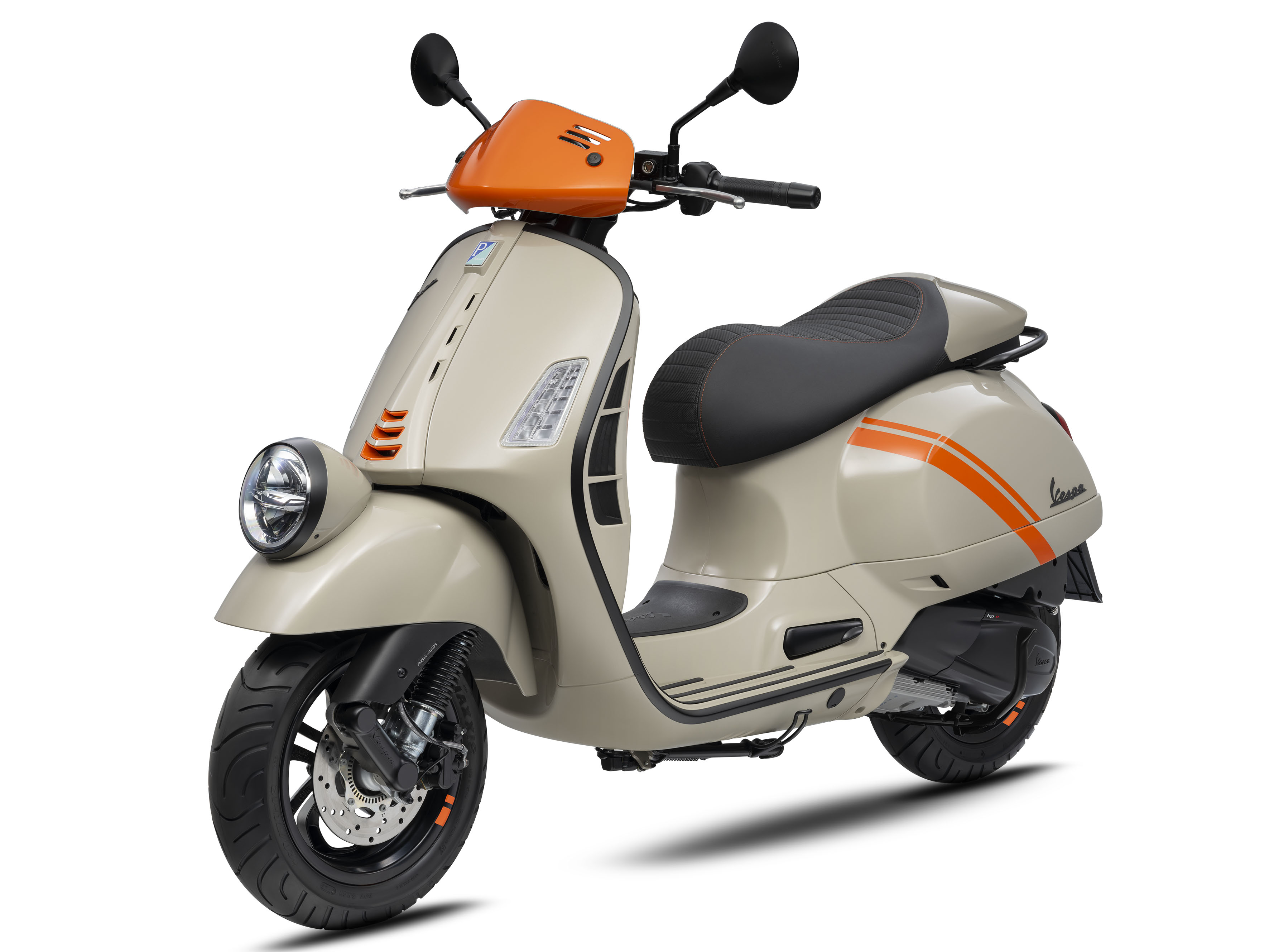 Vespa GTV 2023 ra mắt tại Việt Nam, giá gần 160 triệu đồng vespa-gtv-2023-beige-sabbia-4-with-accessories.jpg