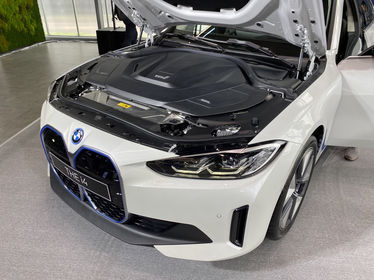 Xe thuần điện BMW iX3 và i4 chính thức ra mắt tại Việt Nam BMW i4 1.jpeg