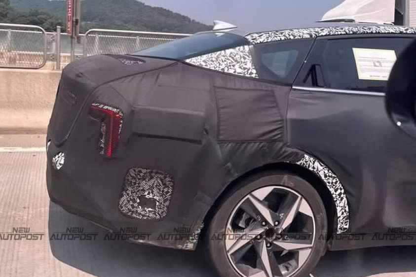 kia-k3-sedan-spied.jpg