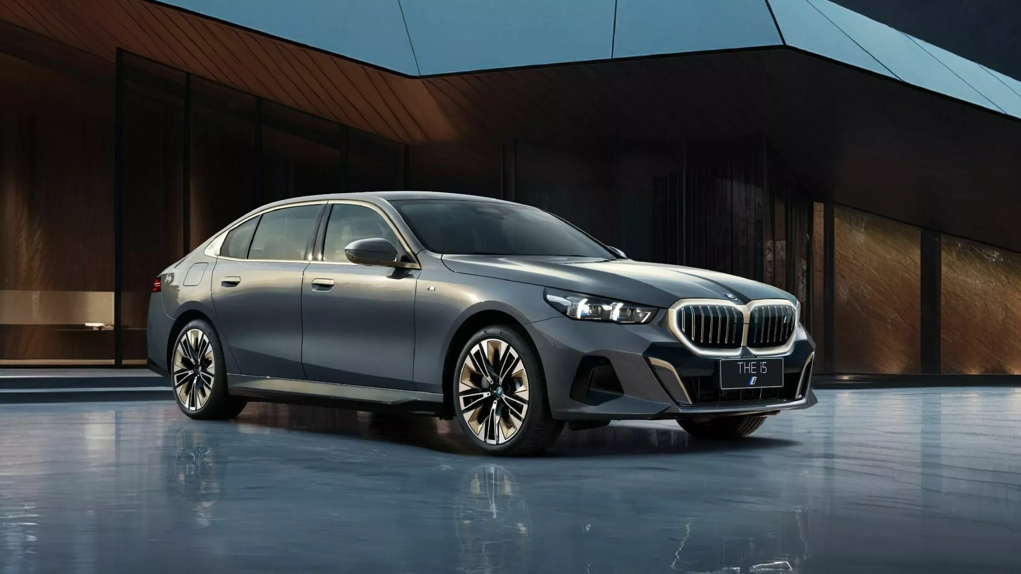 BMW 5-Series 2024 ra mắt tại Trung Quốc với chiều dài cơ sở lớn hơn, nhiều trang bị hơn bmw-i5-and-5-series-for-china-4-2048x1152.webp