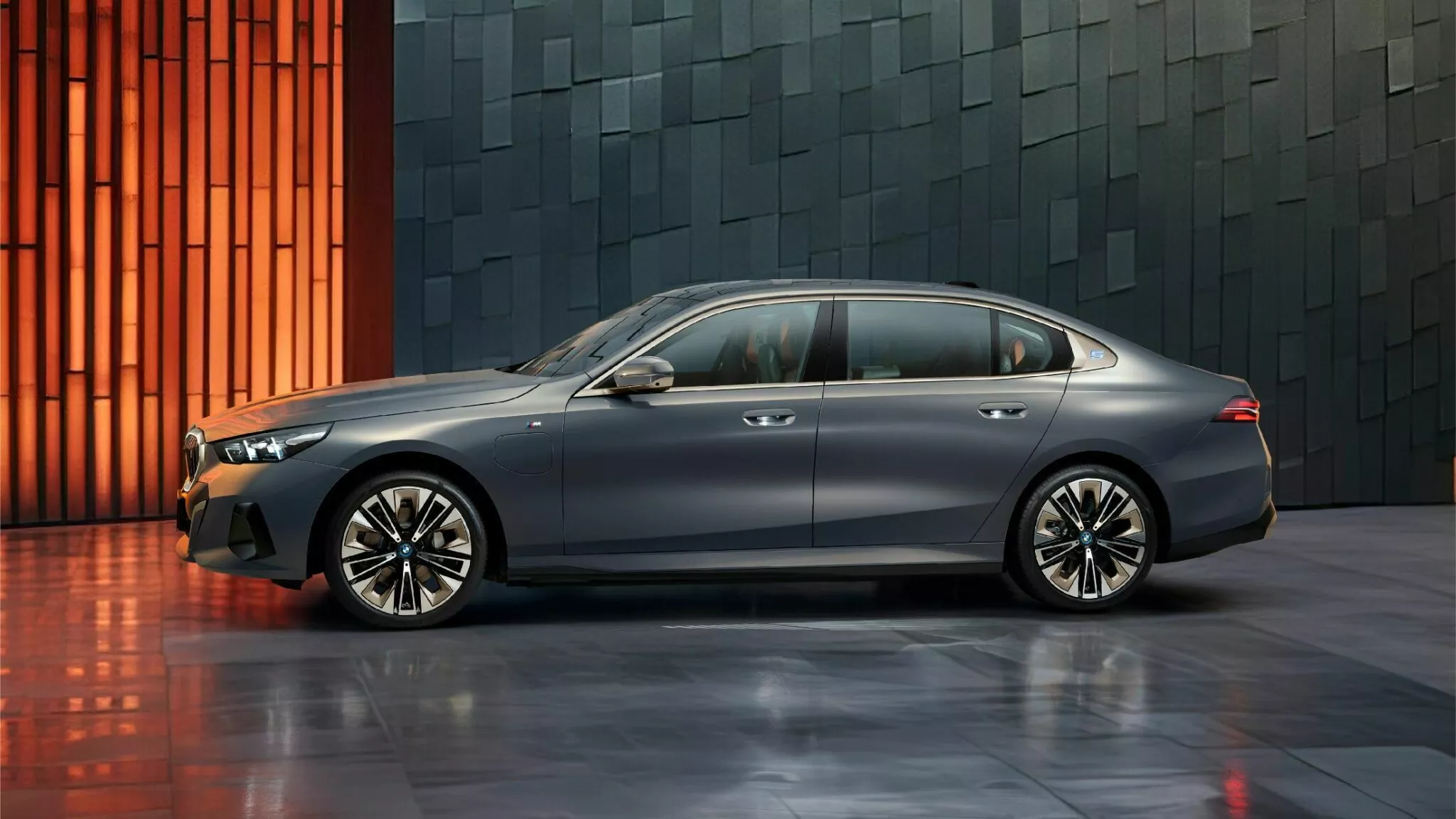 BMW 5-Series 2024 ra mắt tại Trung Quốc với chiều dài cơ sở lớn hơn, nhiều trang bị hơn bmw-i5-and-5-series-for-china-5-2048x1152.webp