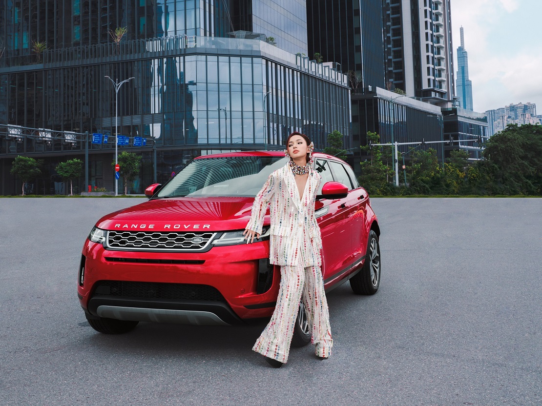 Châu Bùi khoe dáng cùng Range Rover Evoque
