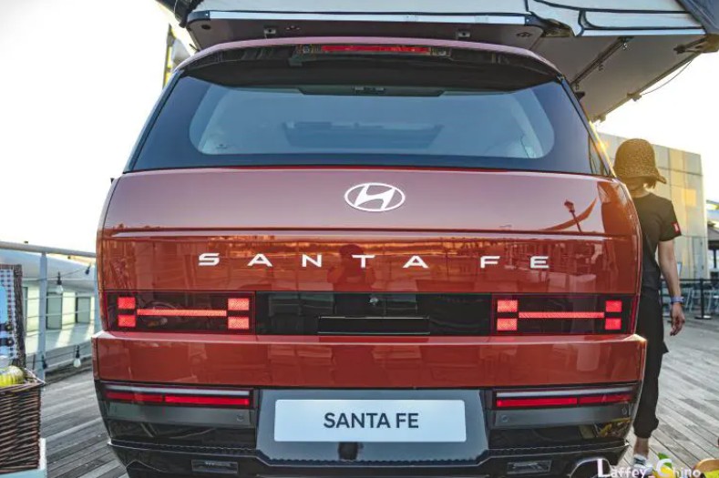 A detailed look at the impressive Hyundai Santa Fe 2024 in real-life hyundai-santa-fe-2024-5.jpg