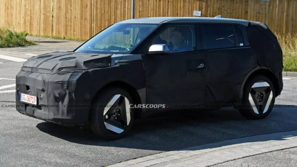 SUV cỡ nhỏ Kia EV4 lần đầu tiên lộ diện trên đường chạy thử kia-ev4-scoop-main-1024x576.webp