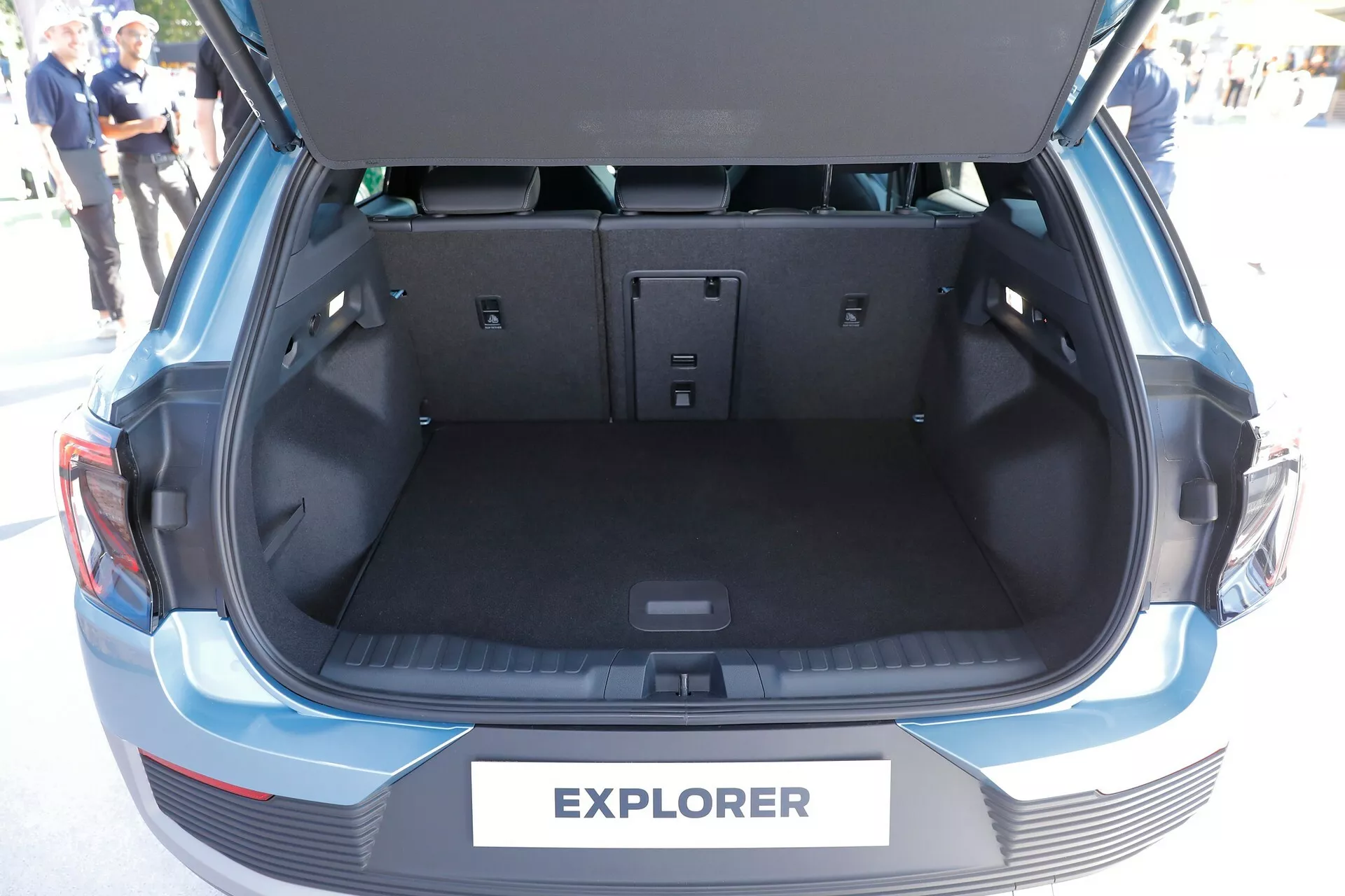 Ảnh thực tế Ford Explorer EV với thiết kế đột phá ford-explorer-ev-carscoops-905-11.webp