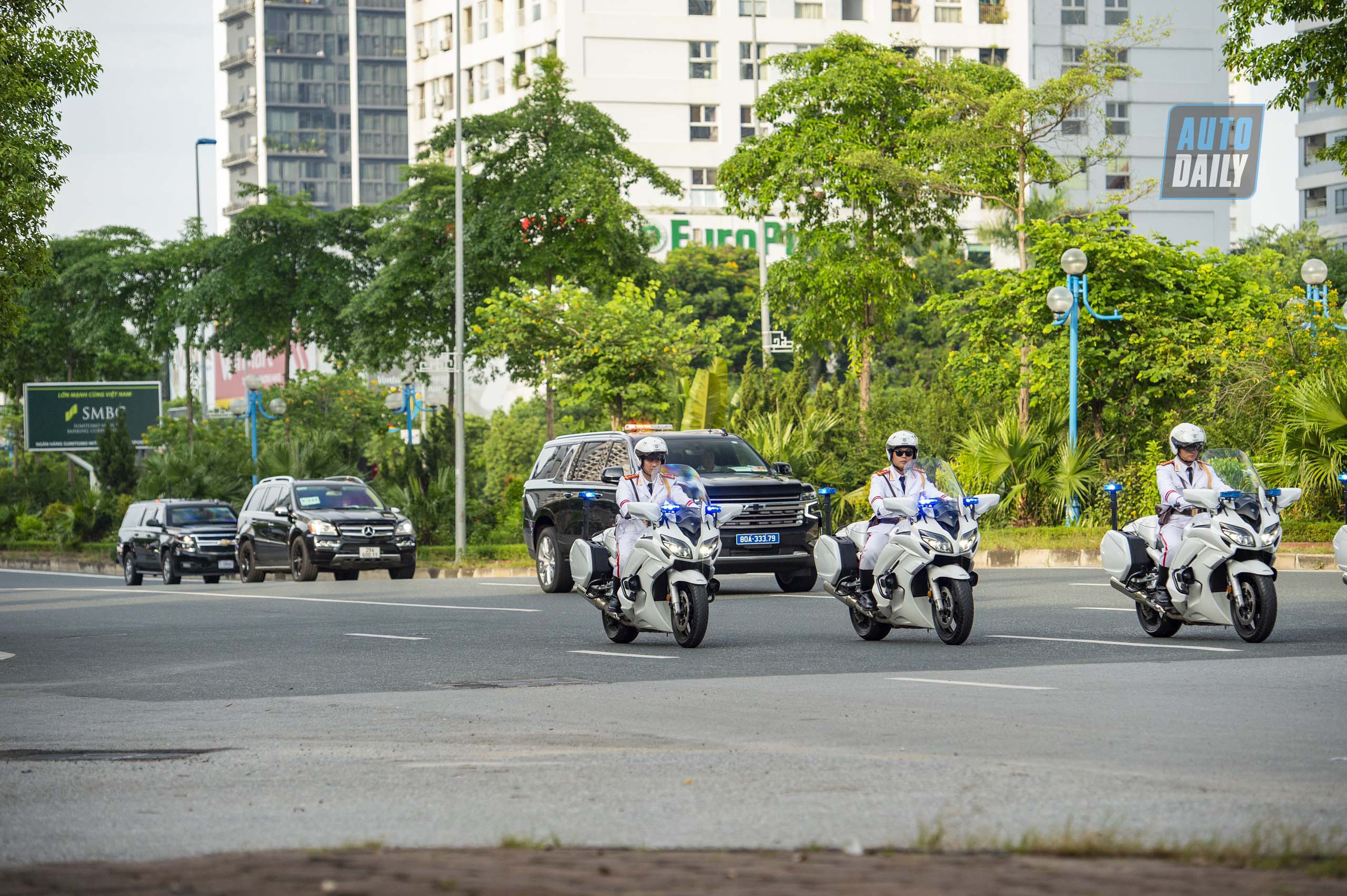 Đoàn xe chở Tổng thống Mỹ và đoàn tháp tùng đến Phủ chủ tịch tong-thong-my-01.jpg