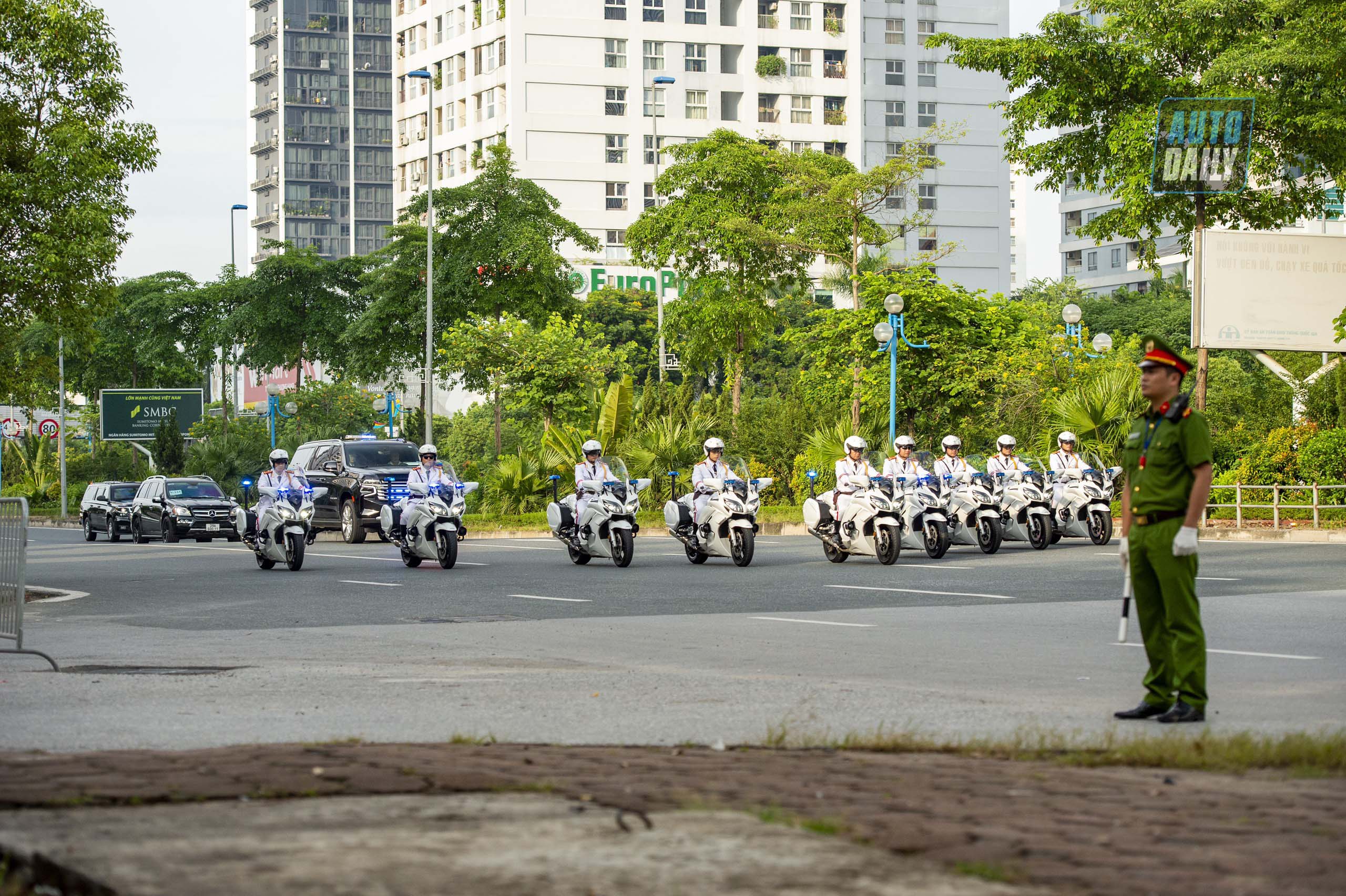 Đoàn xe chở Tổng thống Mỹ và đoàn tháp tùng đến Phủ chủ tịch tong-thong-my-010.jpg