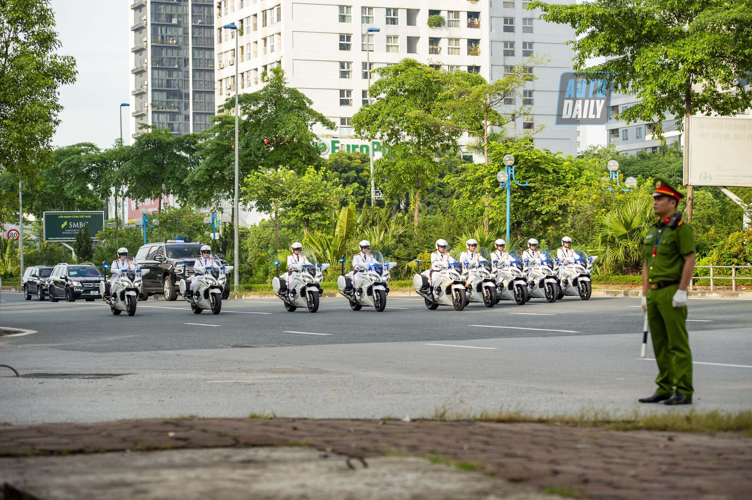 Đoàn xe chở Tổng thống Mỹ và đoàn tháp tùng đến Phủ chủ tịch tong-thong-my-03.jpg