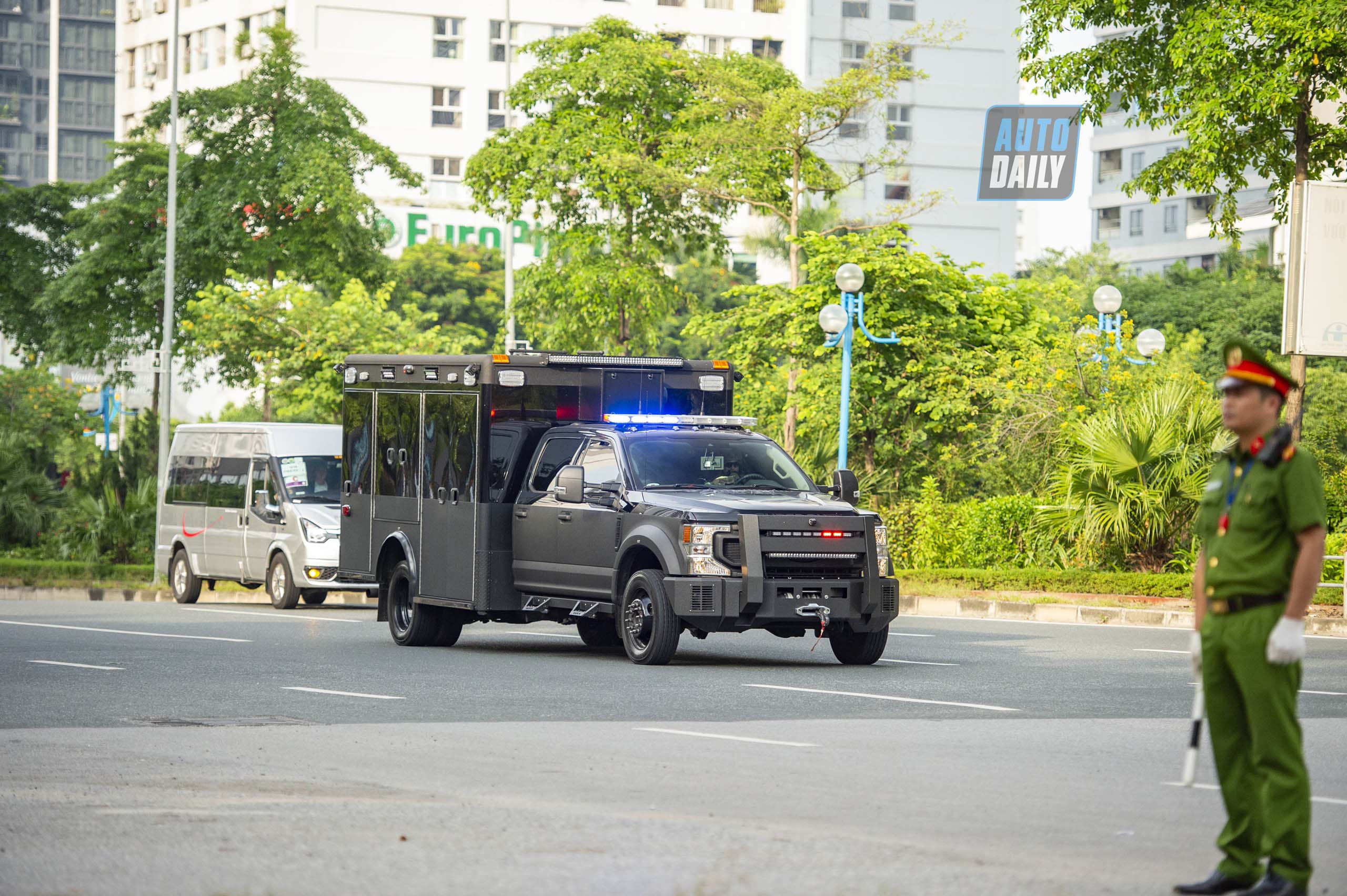 Đoàn xe chở Tổng thống Mỹ và đoàn tháp tùng đến Phủ chủ tịch tong-thong-my-04.jpg