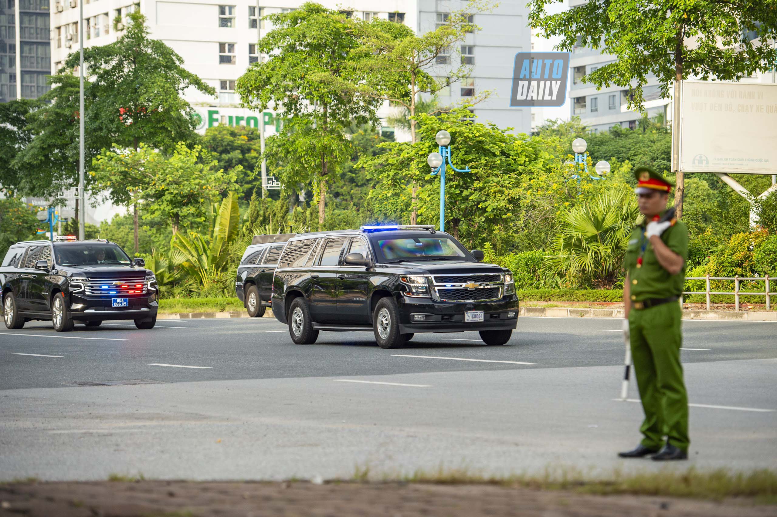 Đoàn xe chở Tổng thống Mỹ và đoàn tháp tùng đến Phủ chủ tịch tong-thong-my-05.jpg