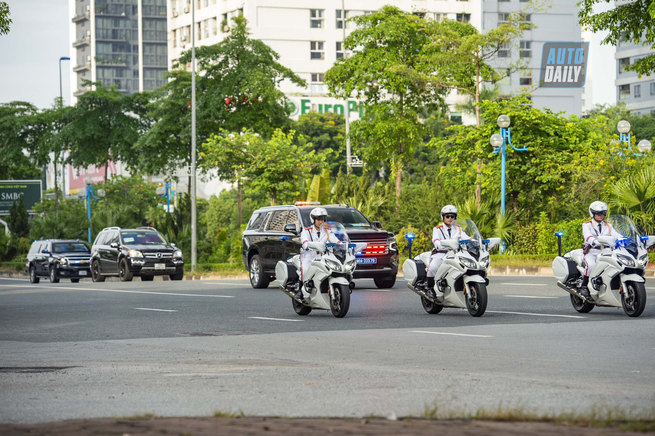 Đoàn xe chở Tổng thống Mỹ và đoàn tháp tùng đến Phủ chủ tịch tong-thong-my-08.jpg