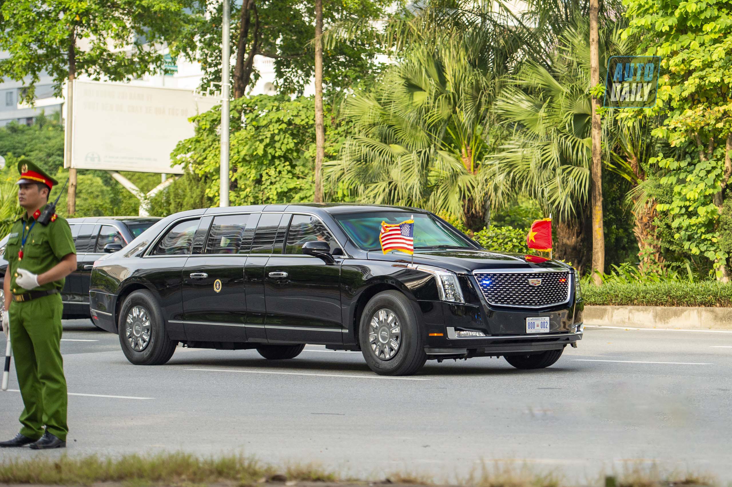 Đoàn xe chở Tổng thống Mỹ và đoàn tháp tùng đến Phủ chủ tịch tong-thong-my-09.jpg