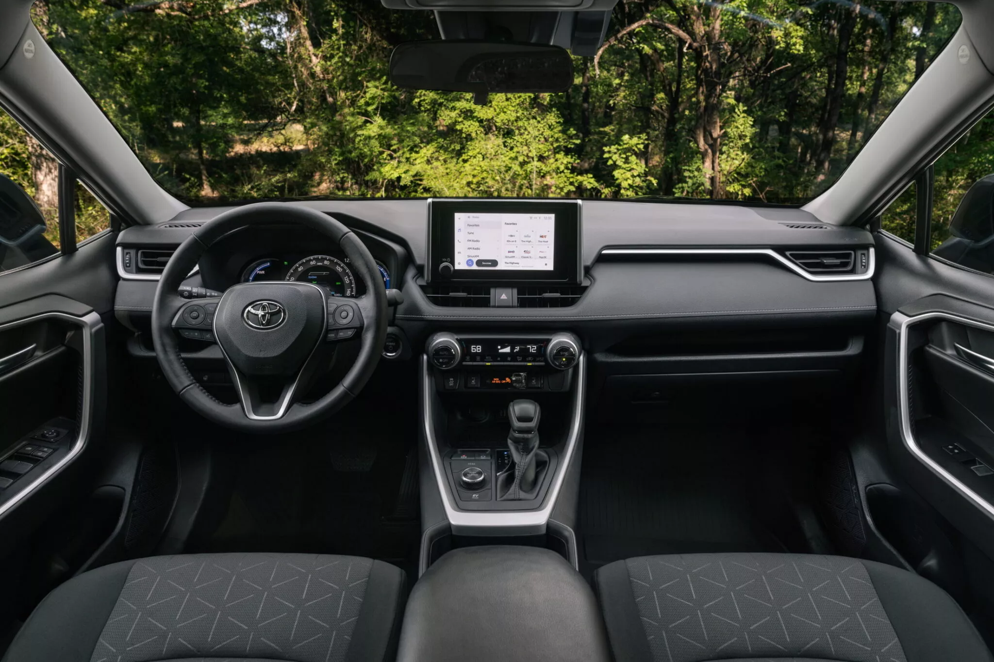 Toyota RAV4 2024 thêm trang bị, tăng giá bán